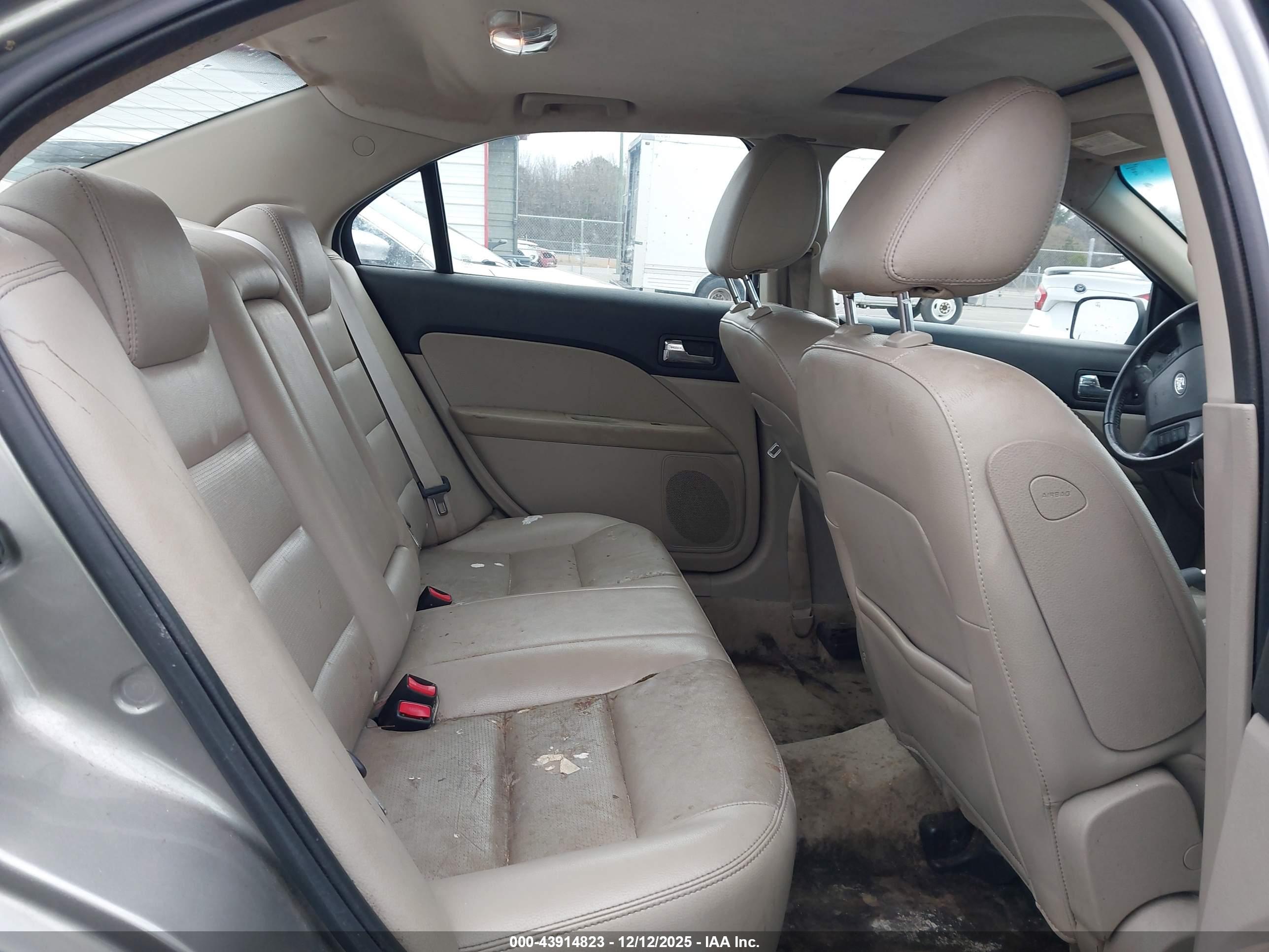 FORD FUSION image 8