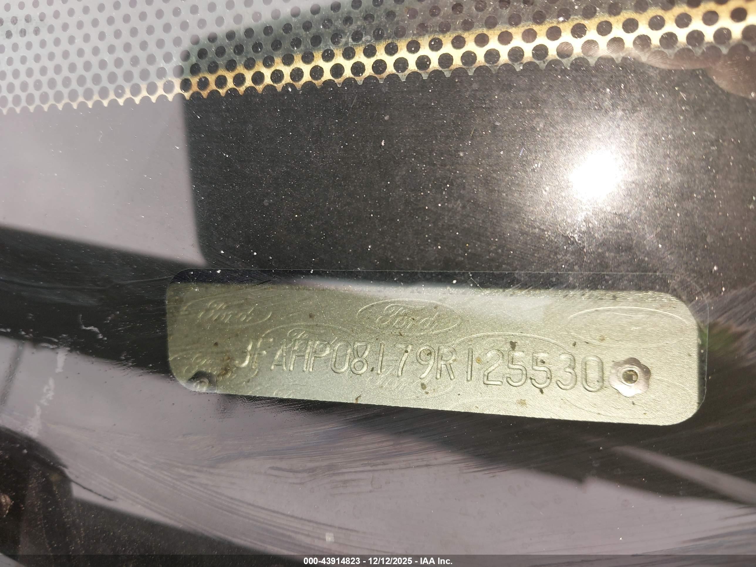 FORD FUSION image 9