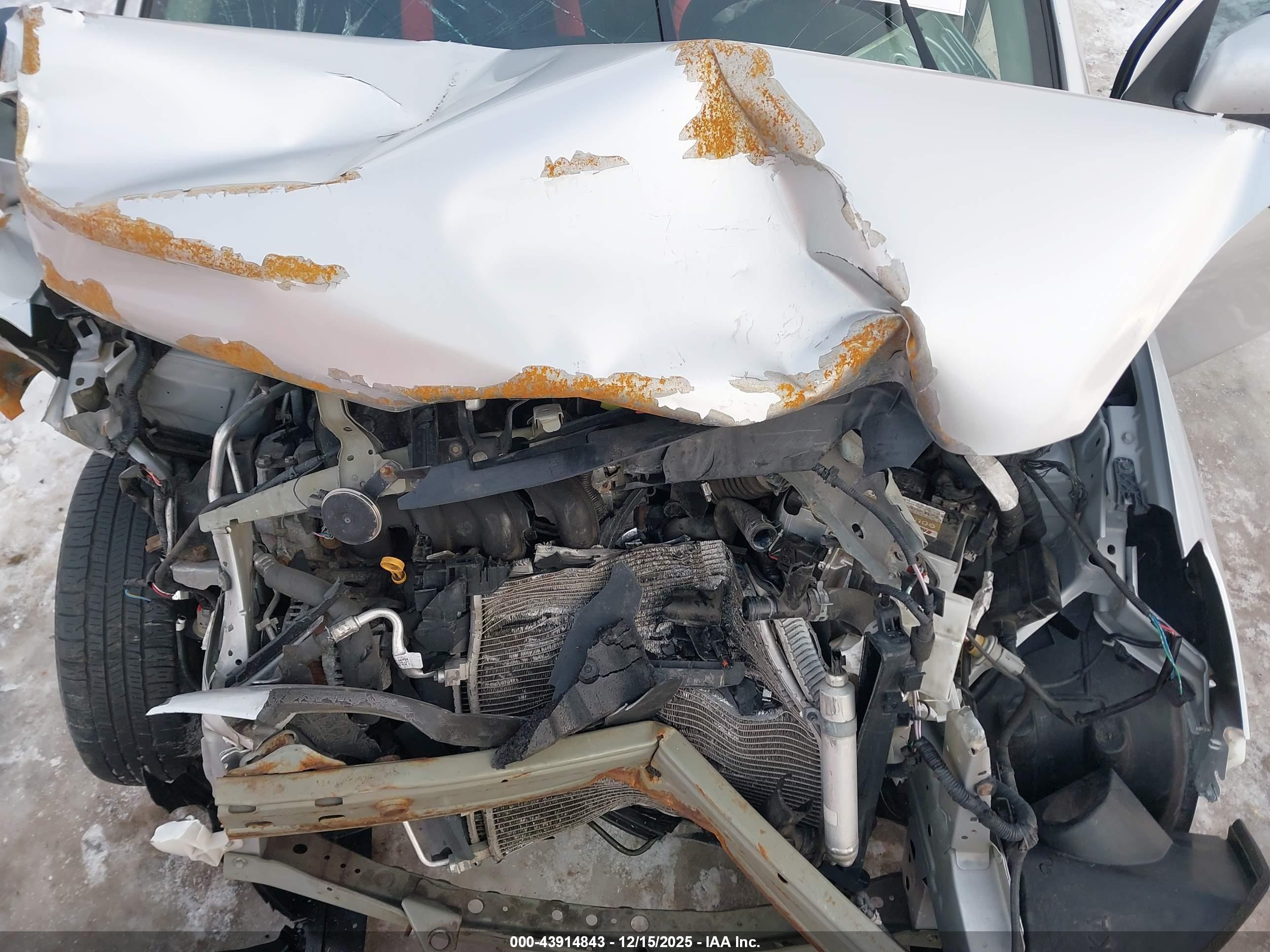 NISSAN VERSA image 10