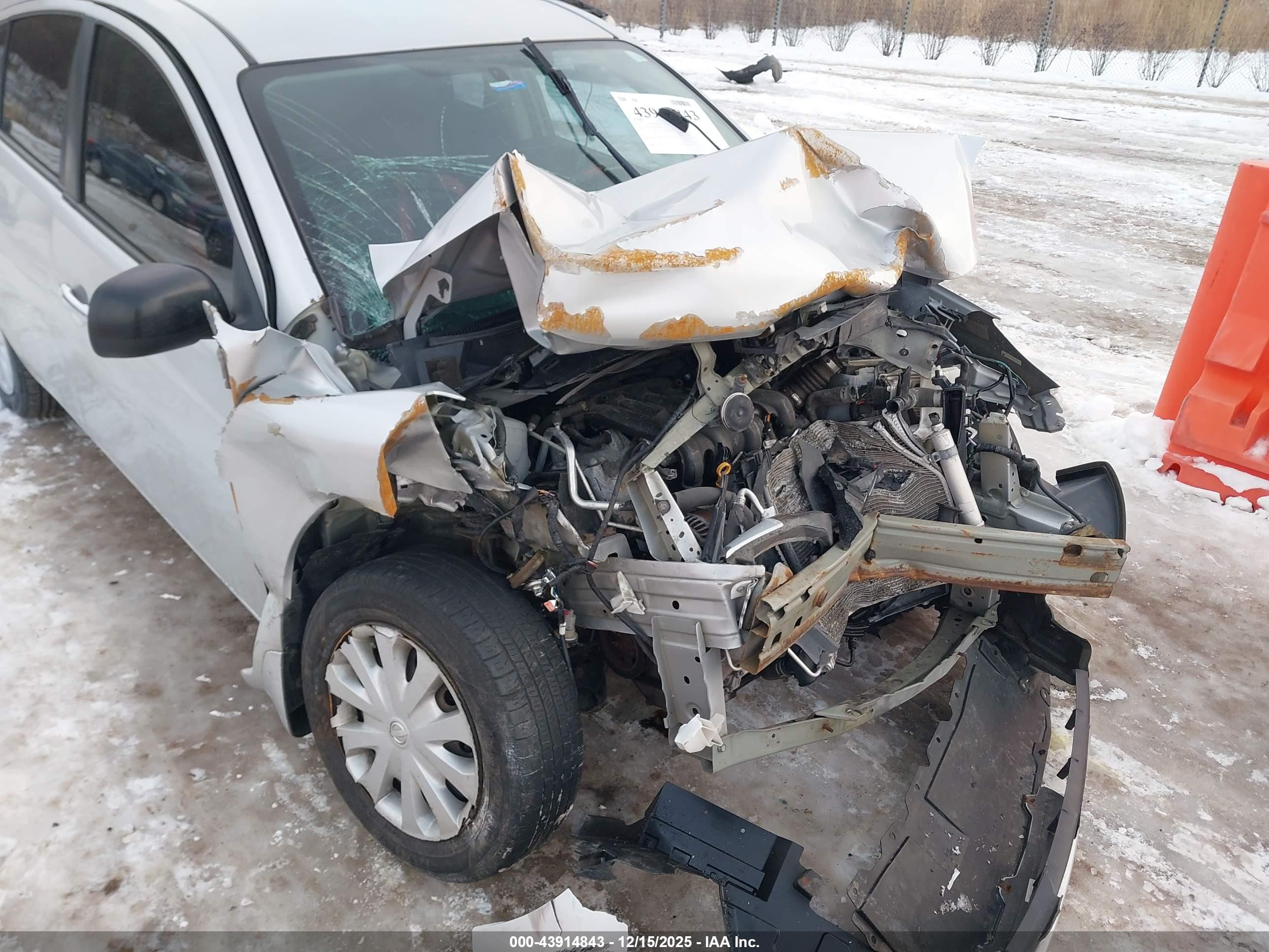 NISSAN VERSA image 6