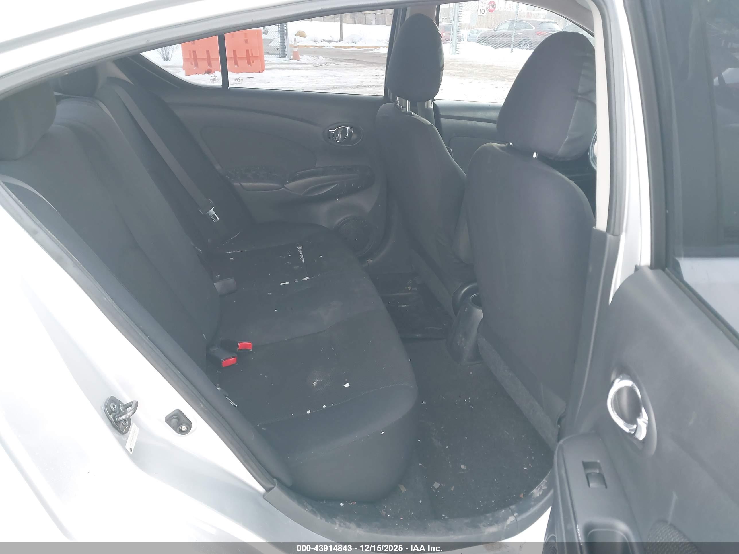 NISSAN VERSA image 8
