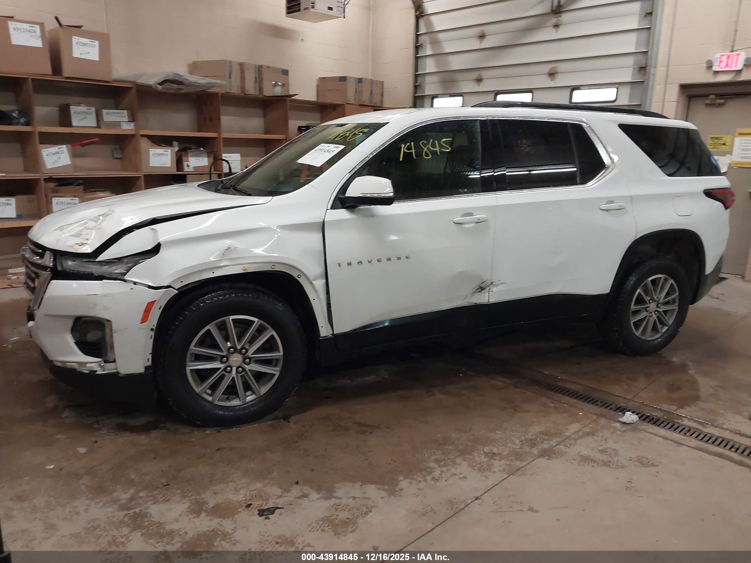 CHEVROLET TRAVERSE image 2