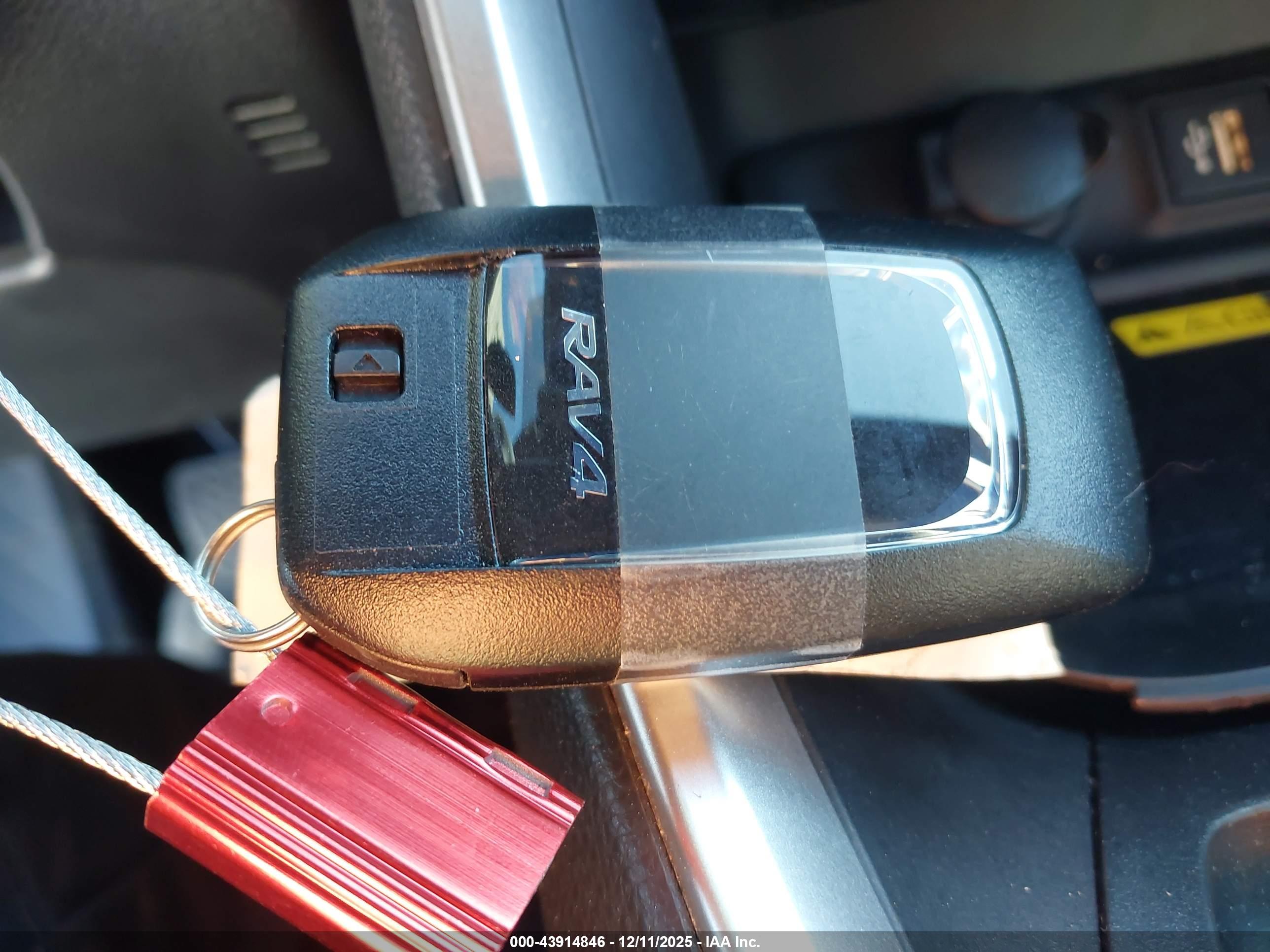 TOYOTA RAV4 image 11