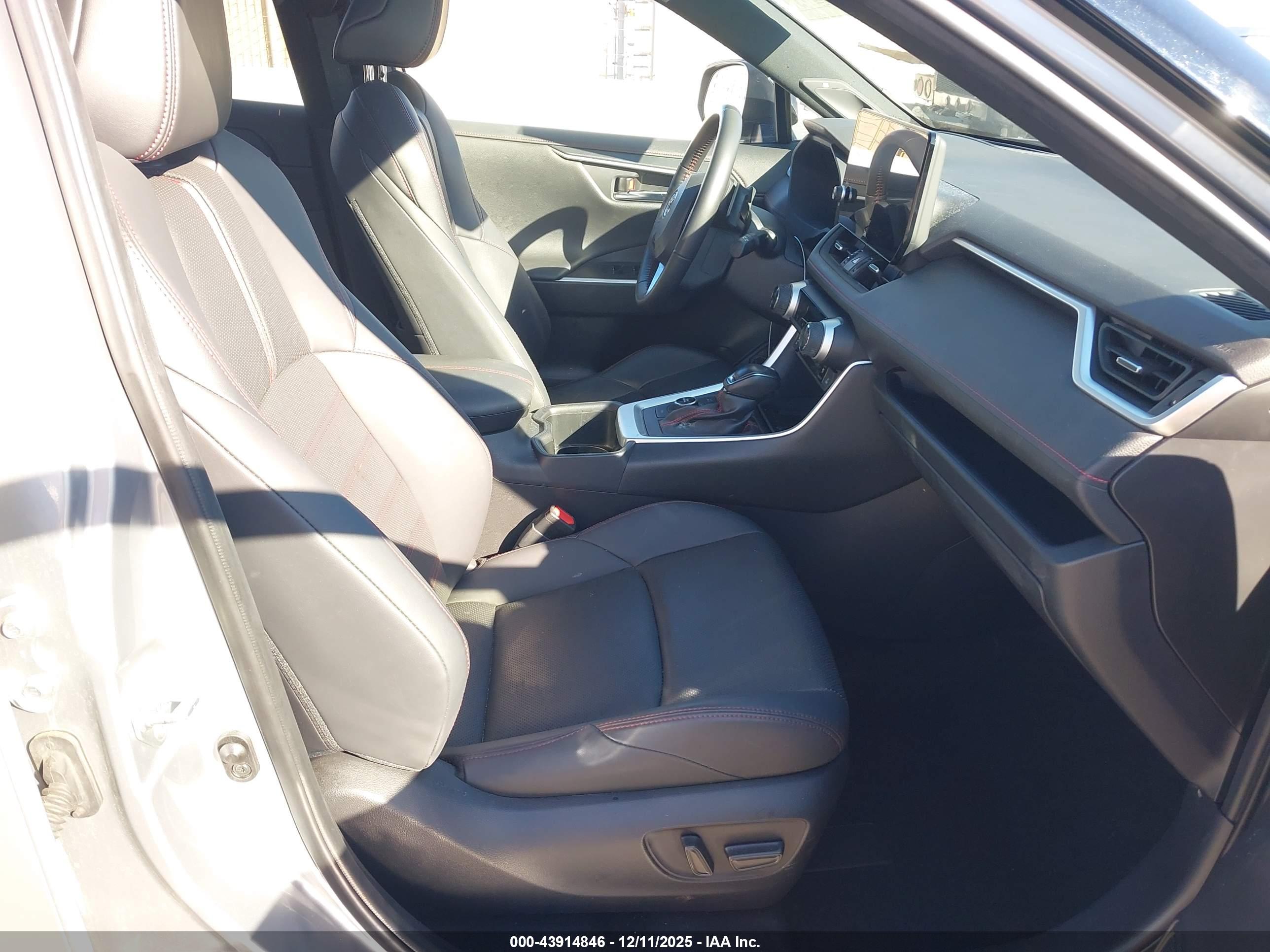 TOYOTA RAV4 image 5