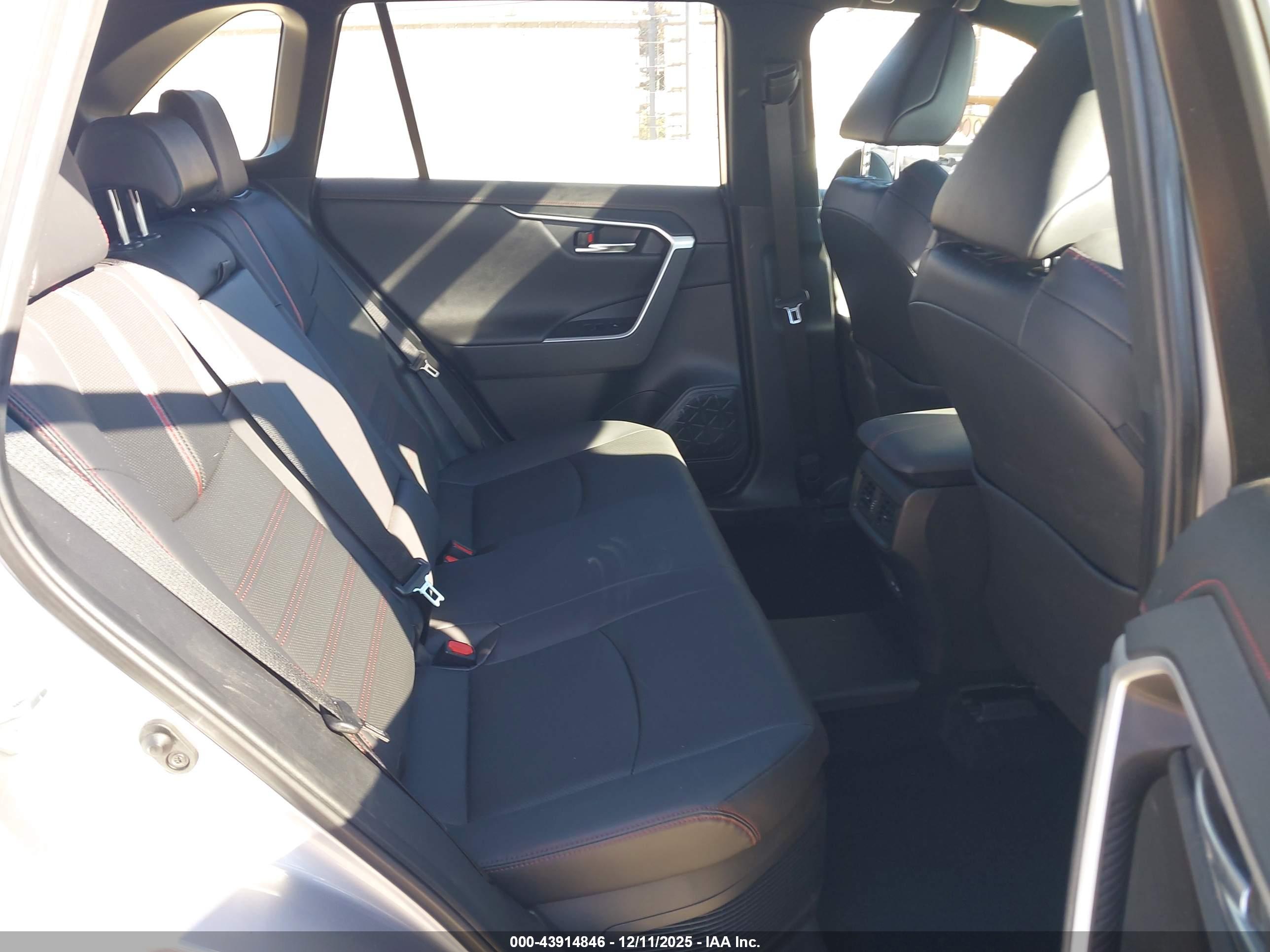 TOYOTA RAV4 image 8