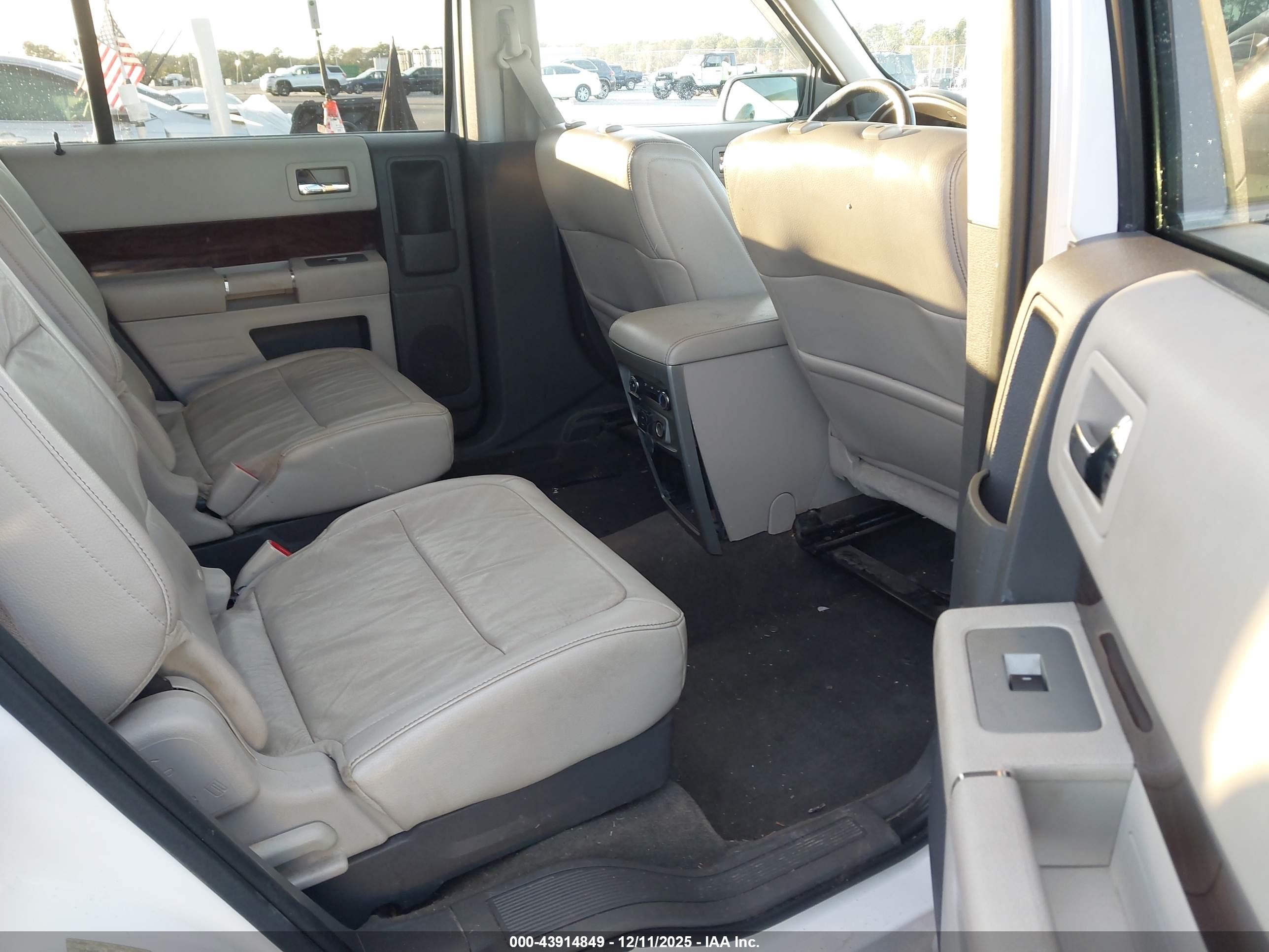 FORD FLEX image 8