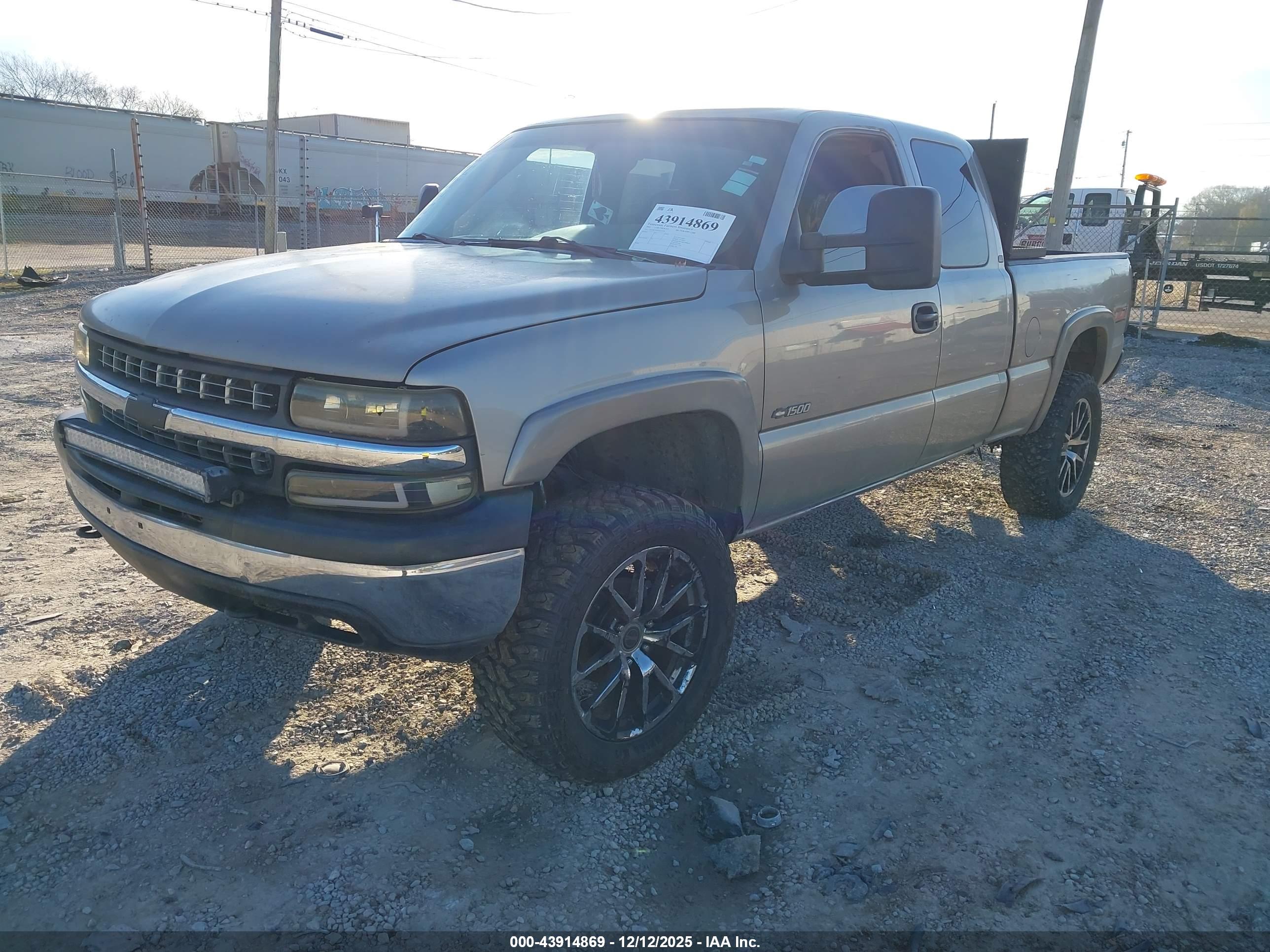 CHEVROLET SILVERADO image 2