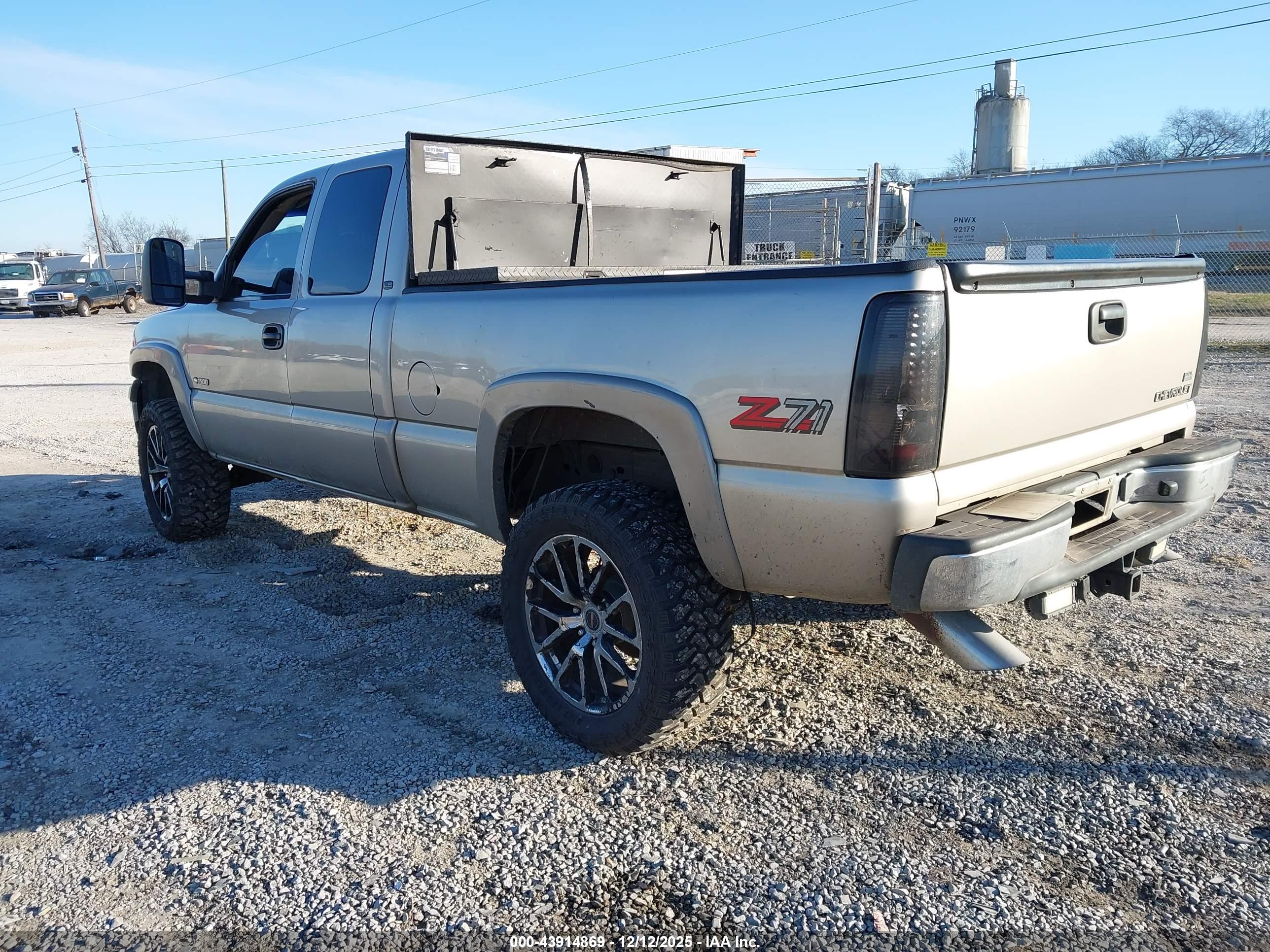 CHEVROLET SILVERADO image 3