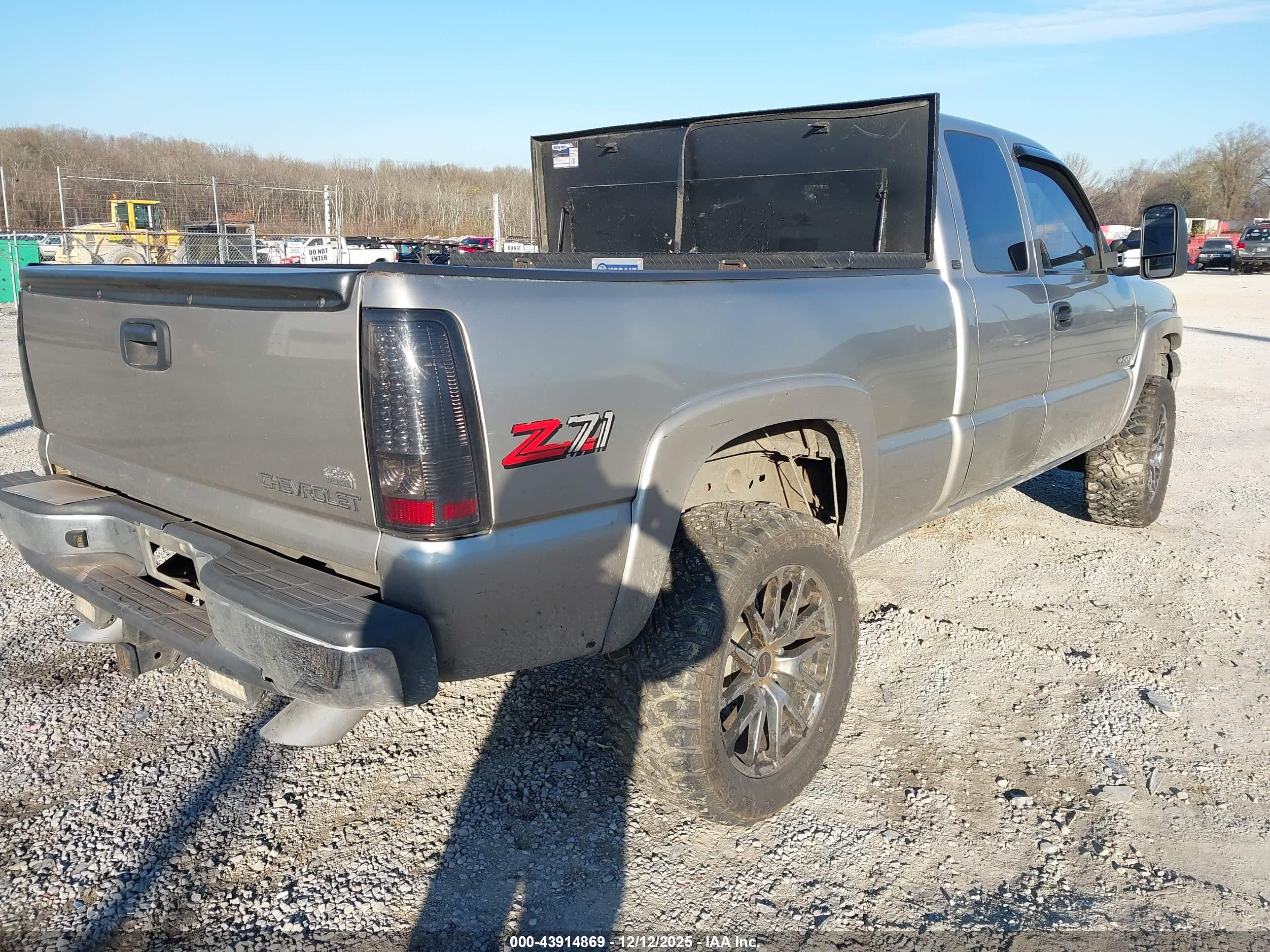 CHEVROLET SILVERADO image 4
