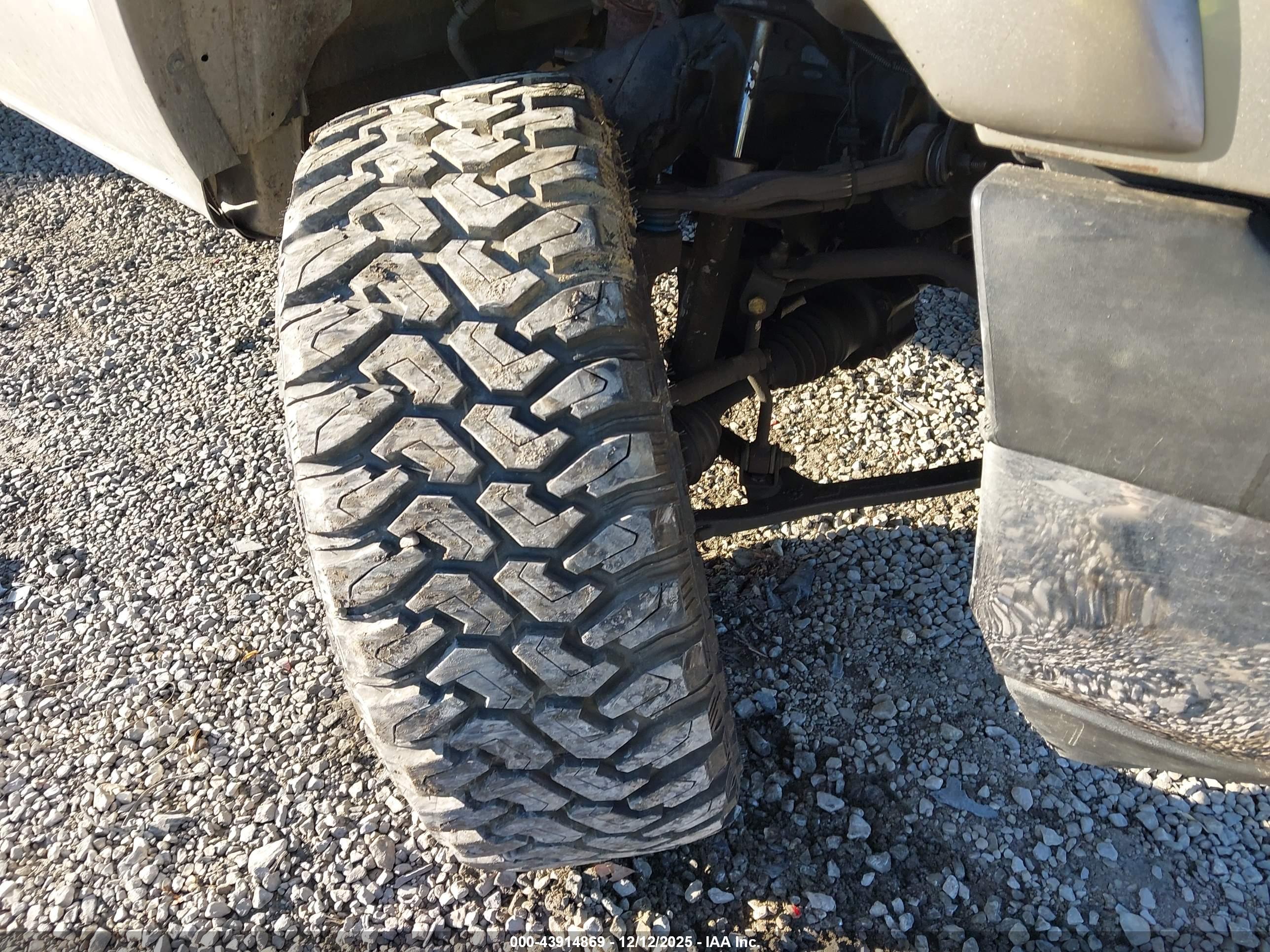 CHEVROLET SILVERADO image 6