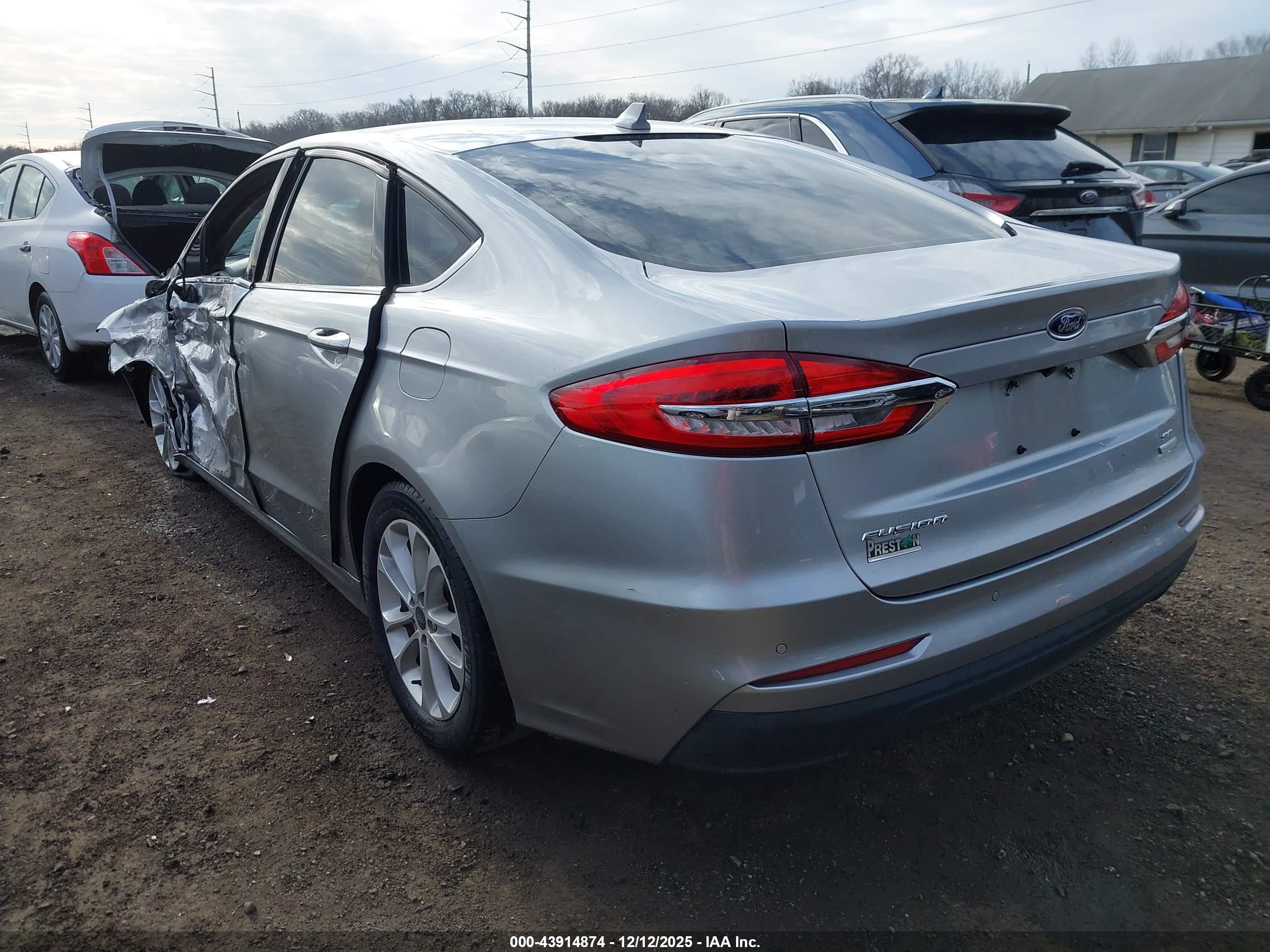 FORD FUSION image 3
