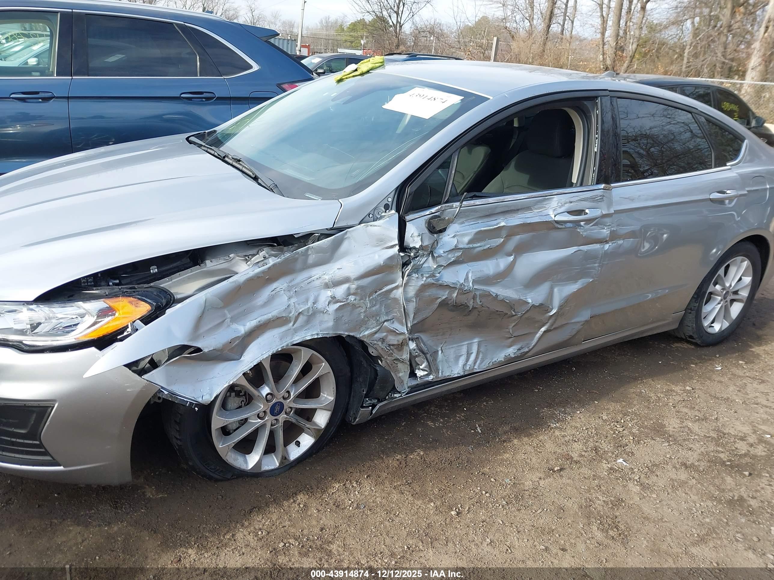 FORD FUSION image 6