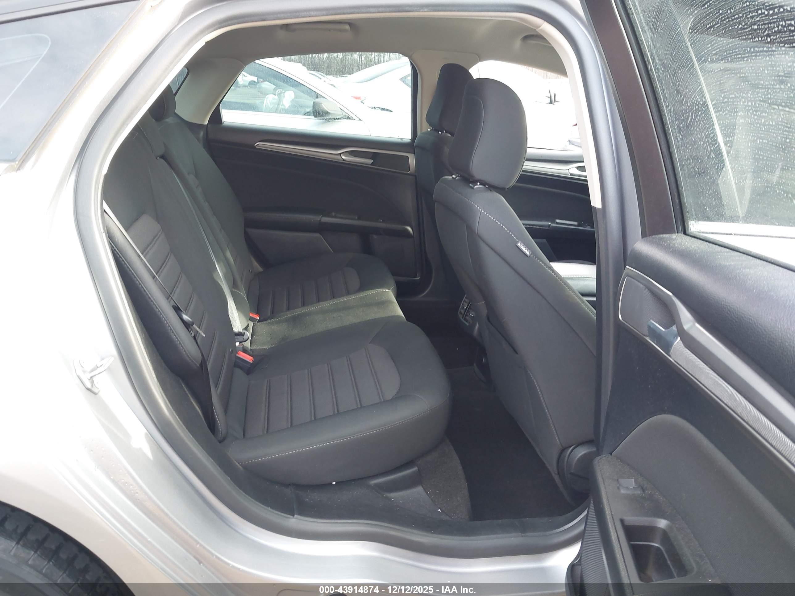 FORD FUSION image 8