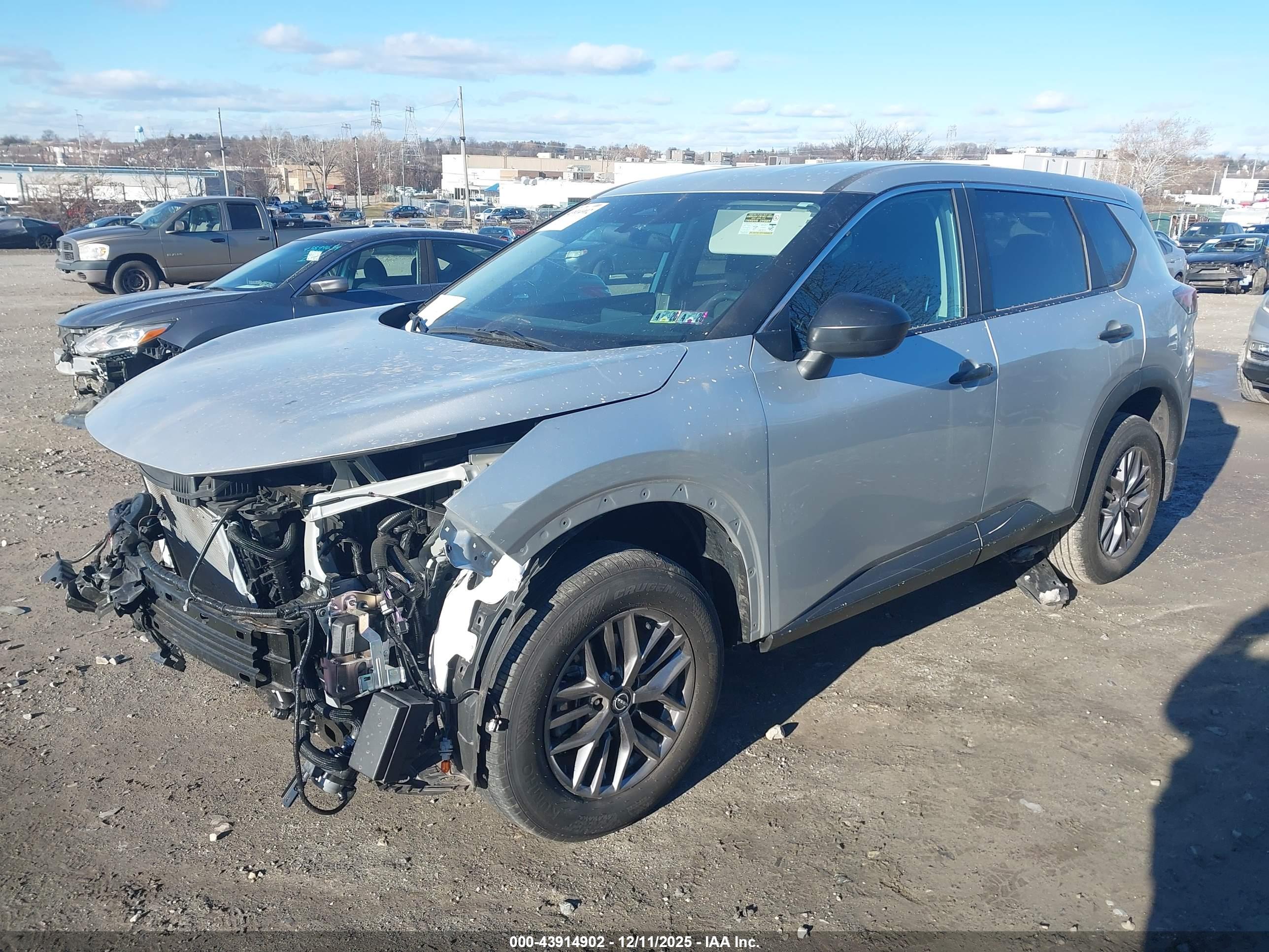 NISSAN ROGUE image 2