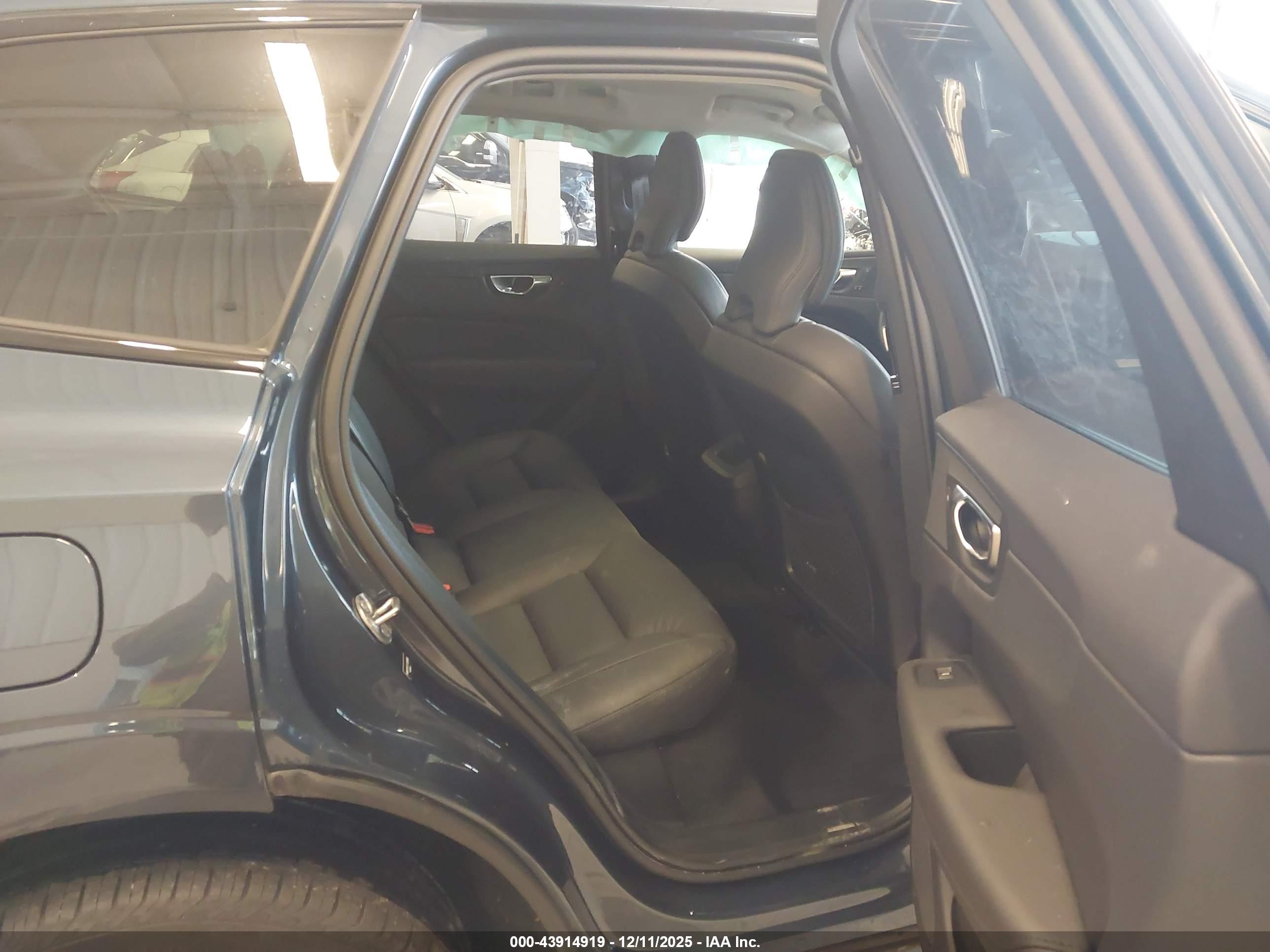 VOLVO XC60 image 8