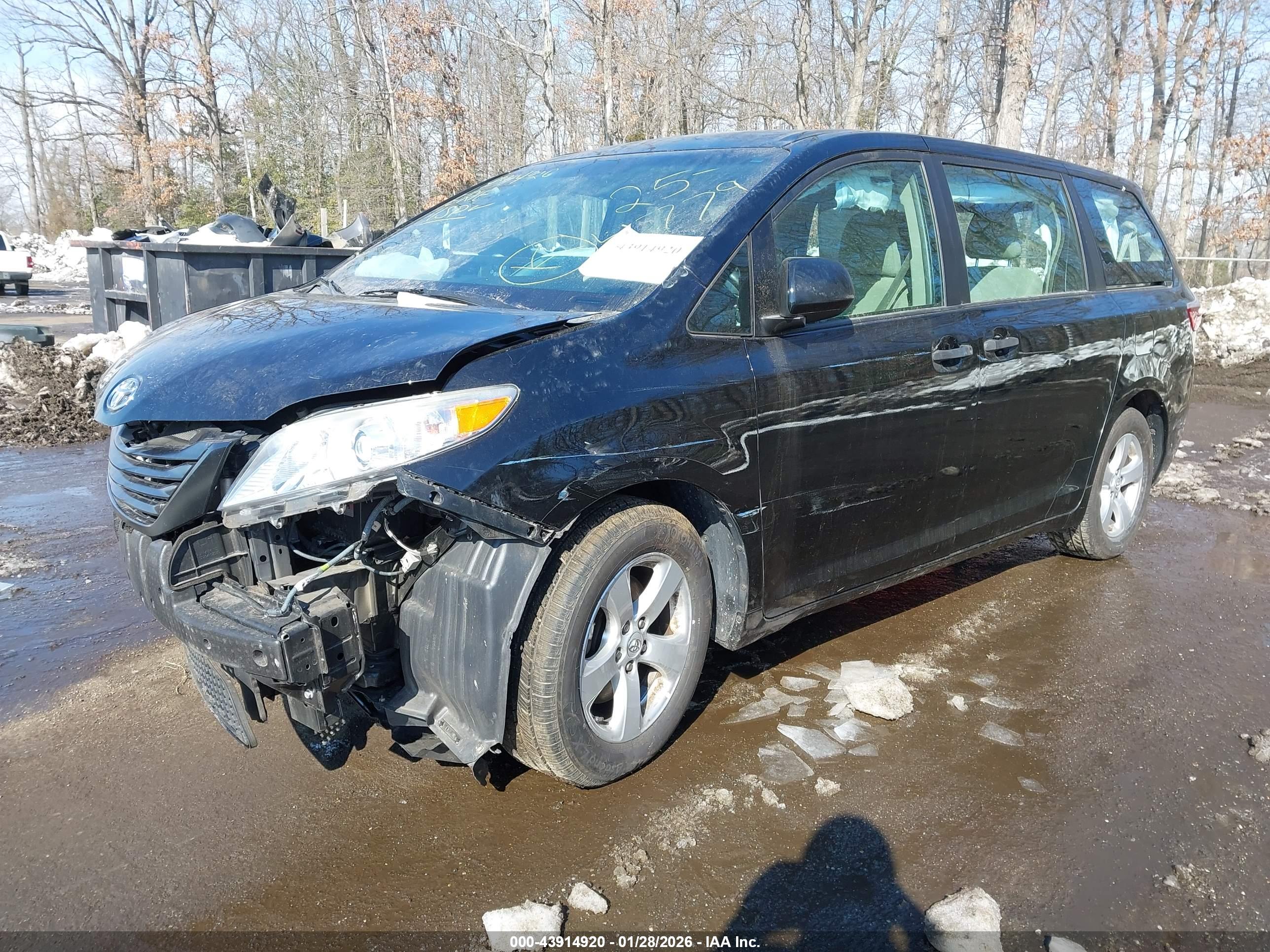 TOYOTA SIENNA image 2