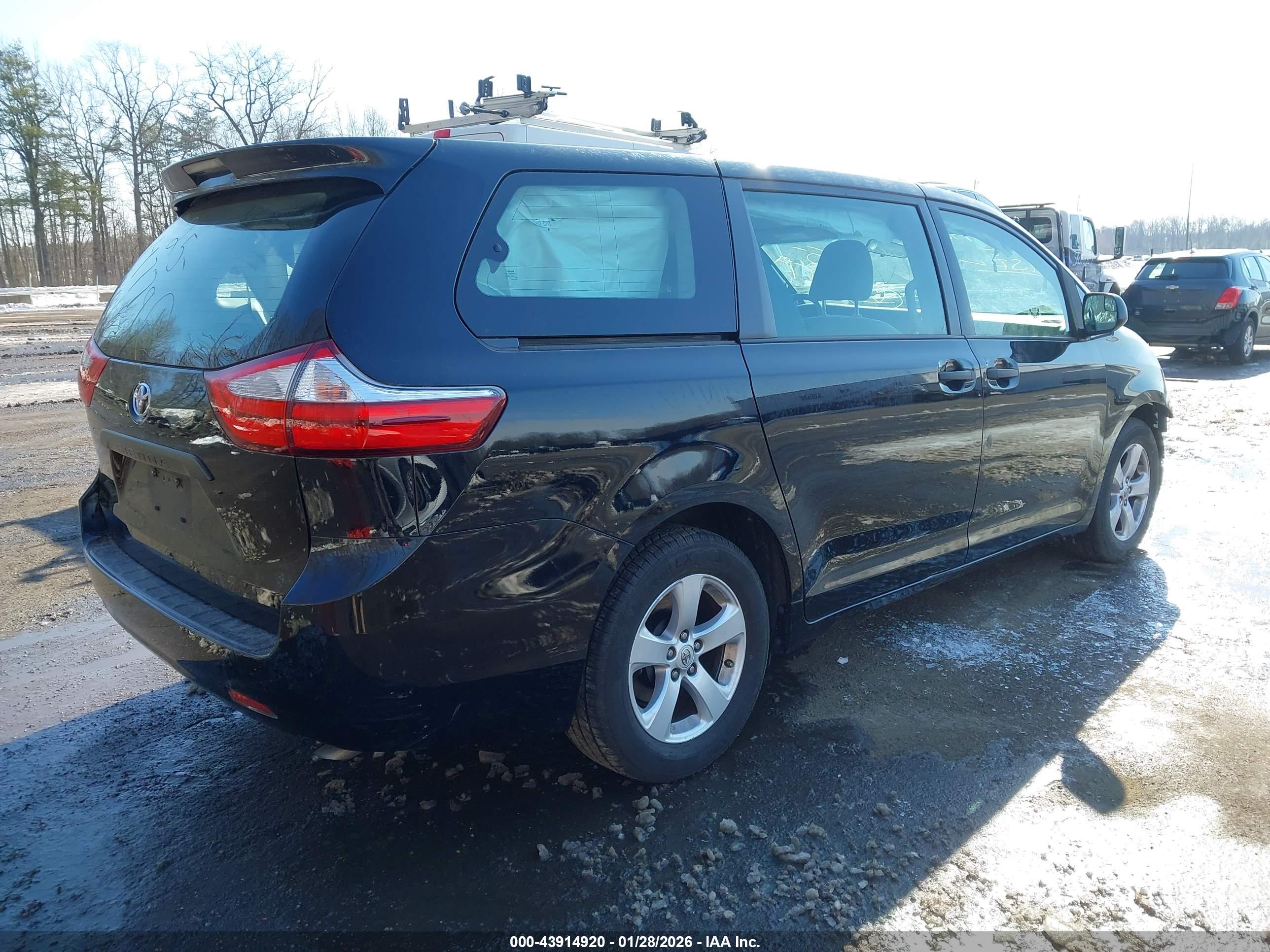 TOYOTA SIENNA image 4