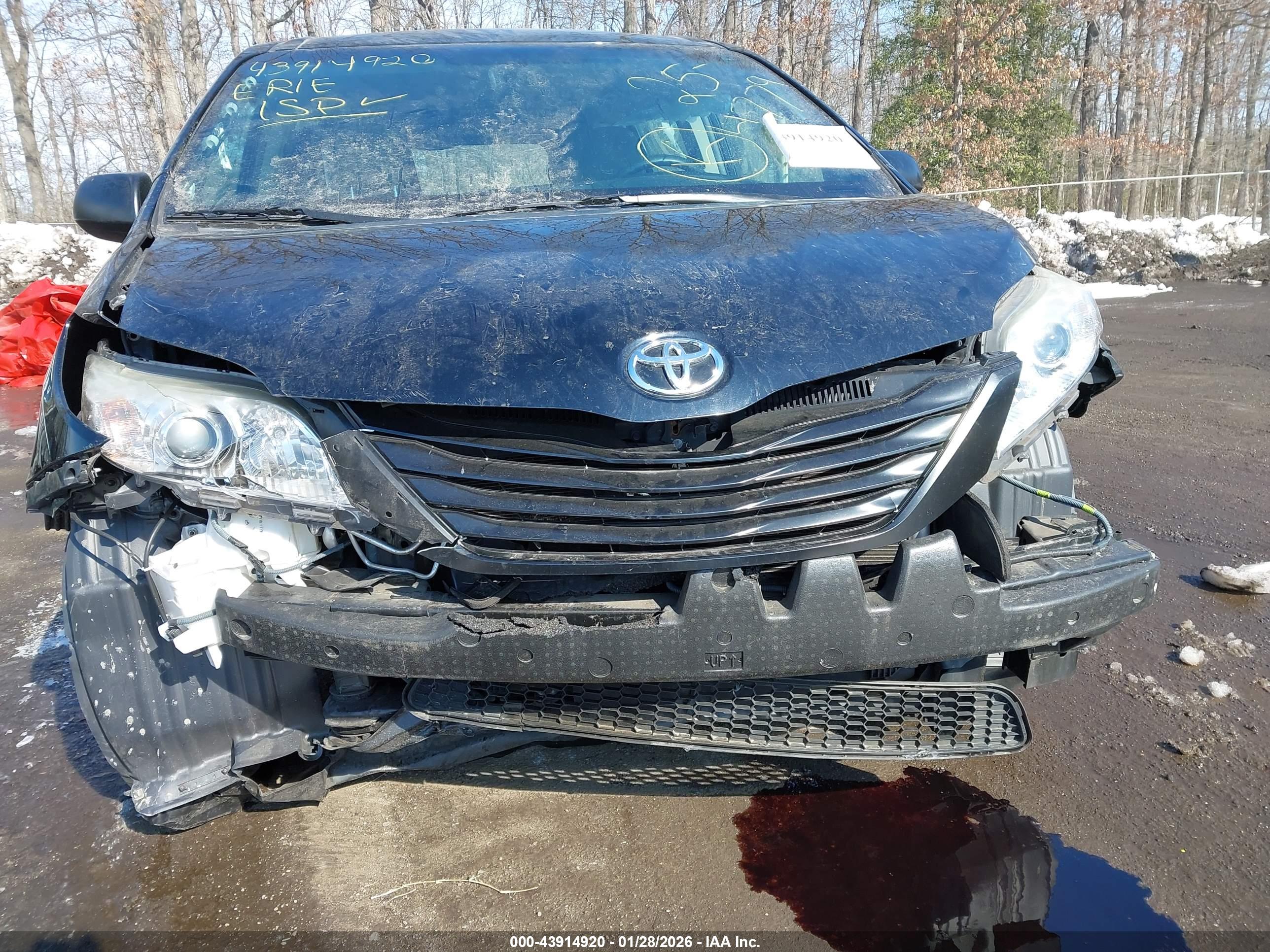 TOYOTA SIENNA image 6