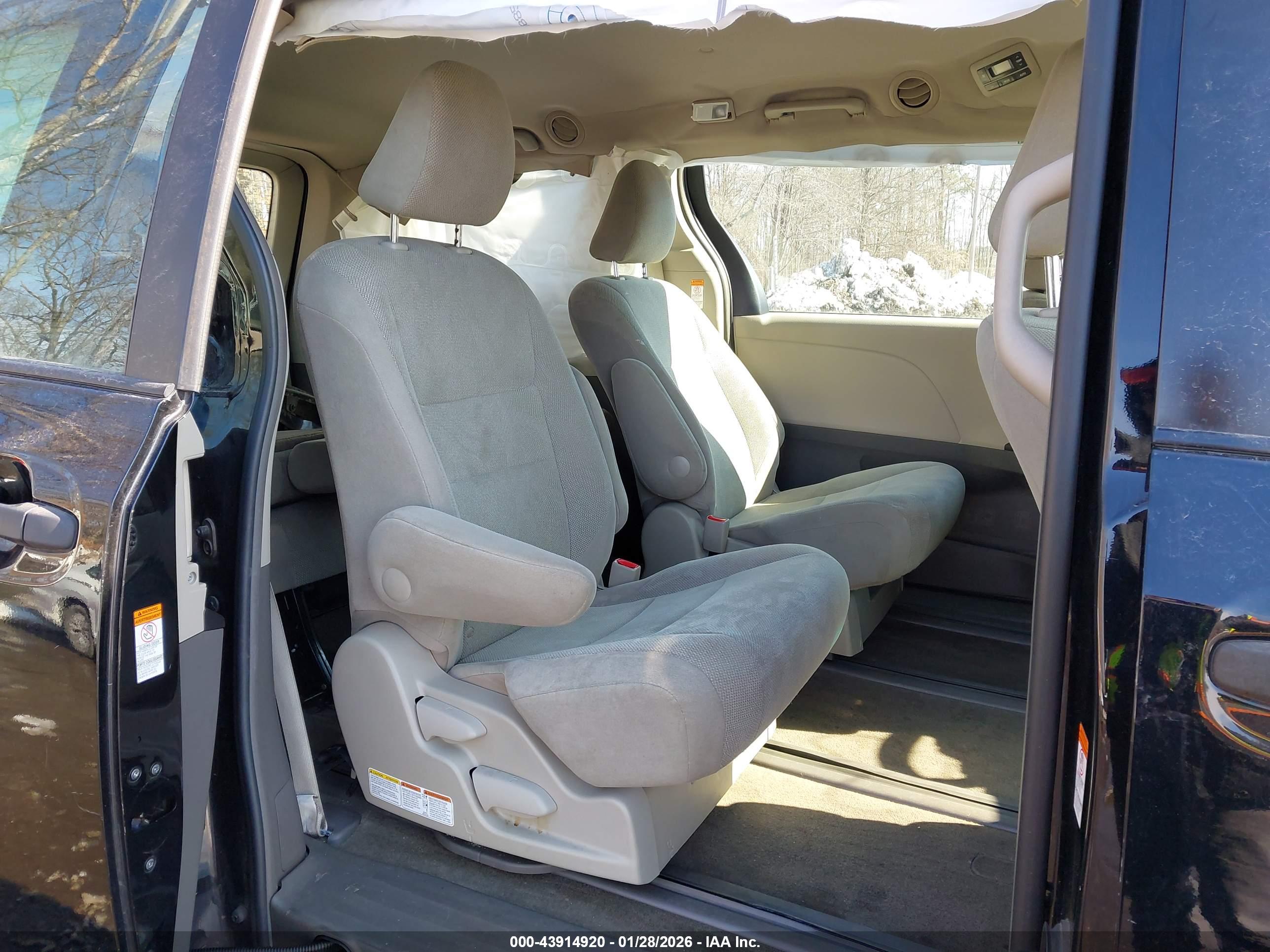 TOYOTA SIENNA image 8