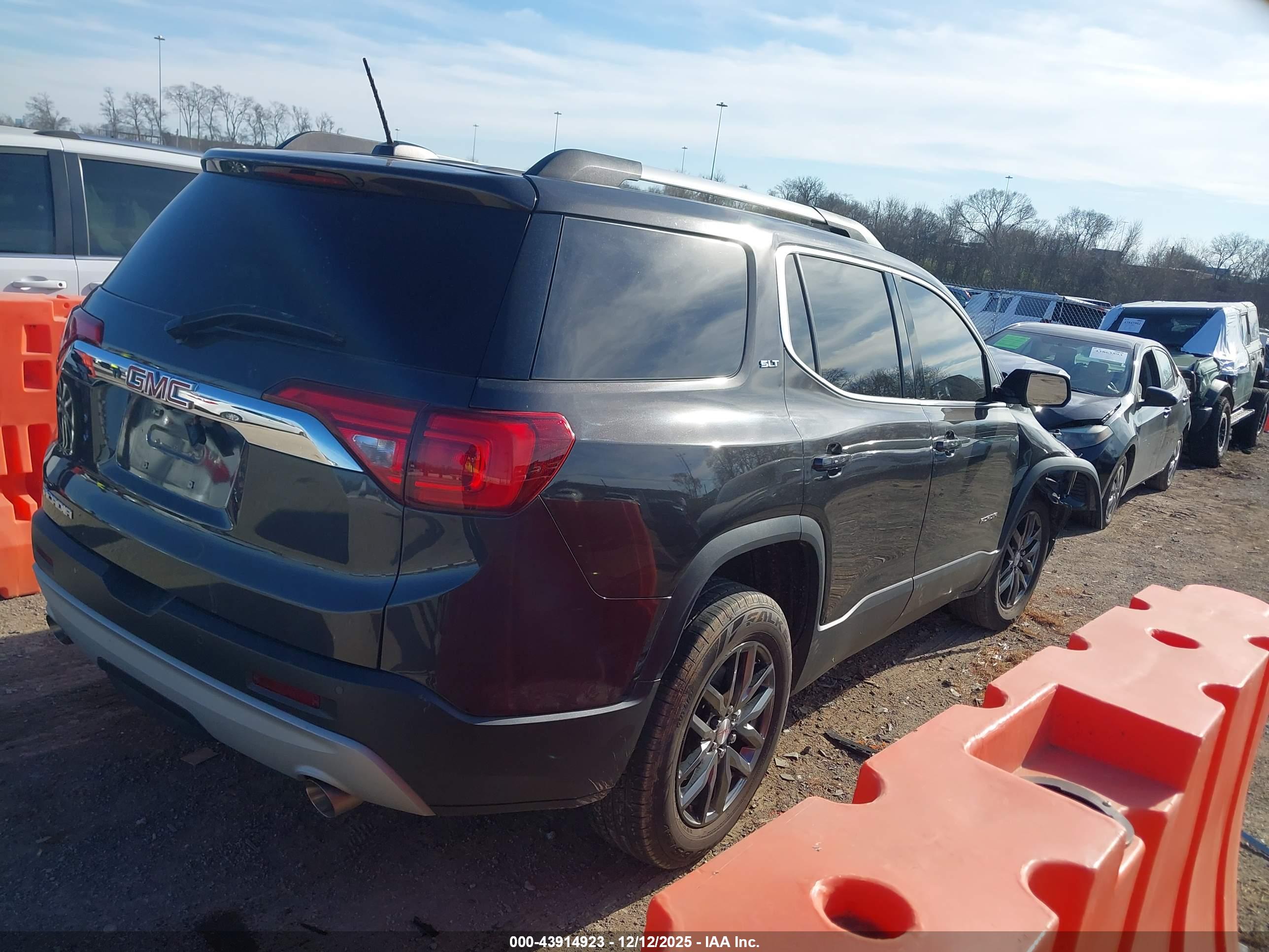 GMC ACADIA image 3