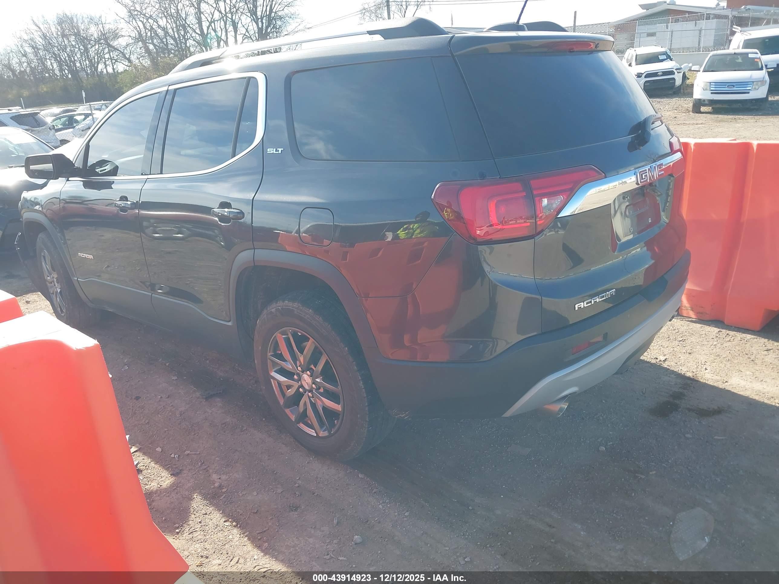 GMC ACADIA image 4