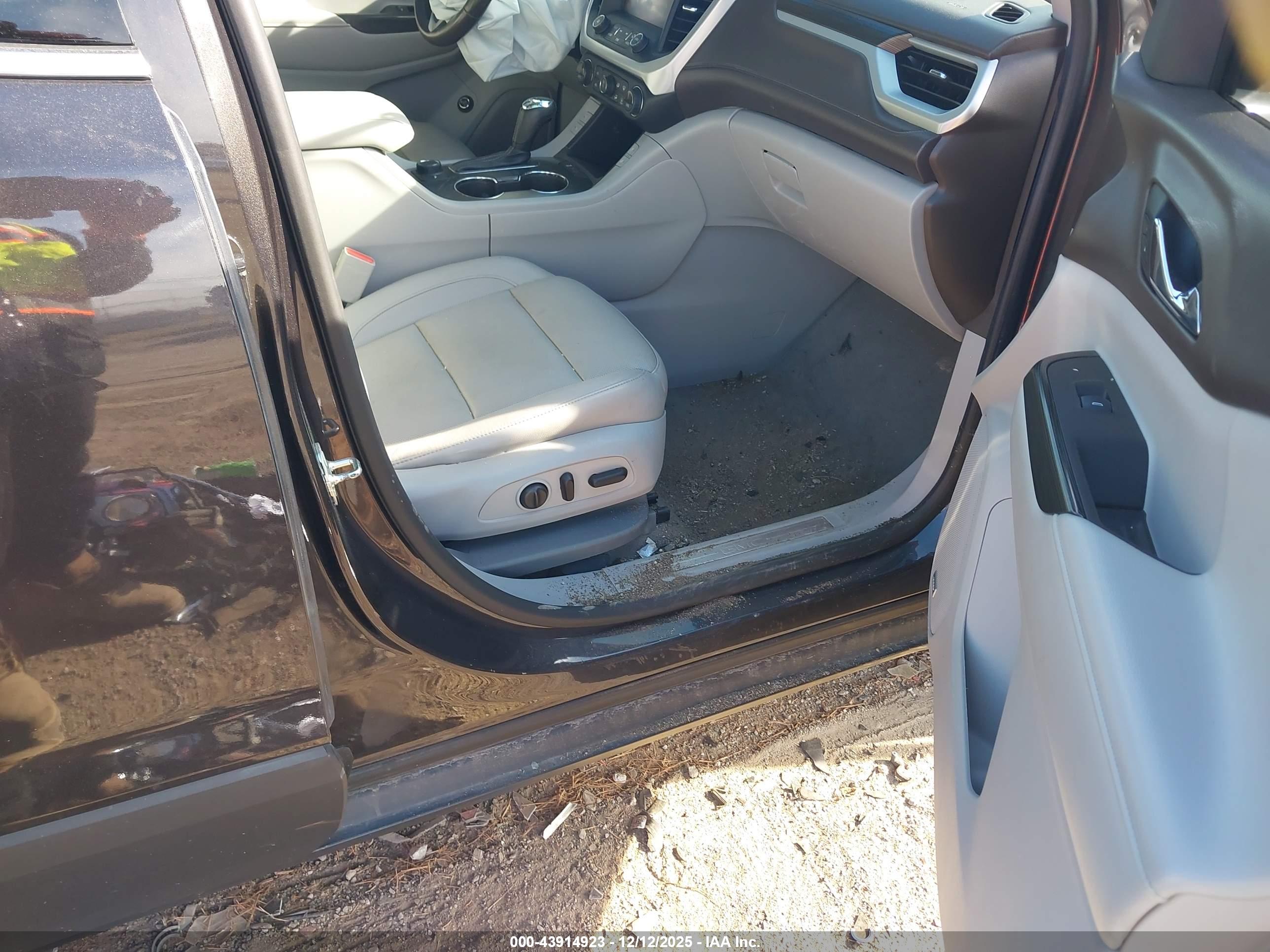 GMC ACADIA image 5