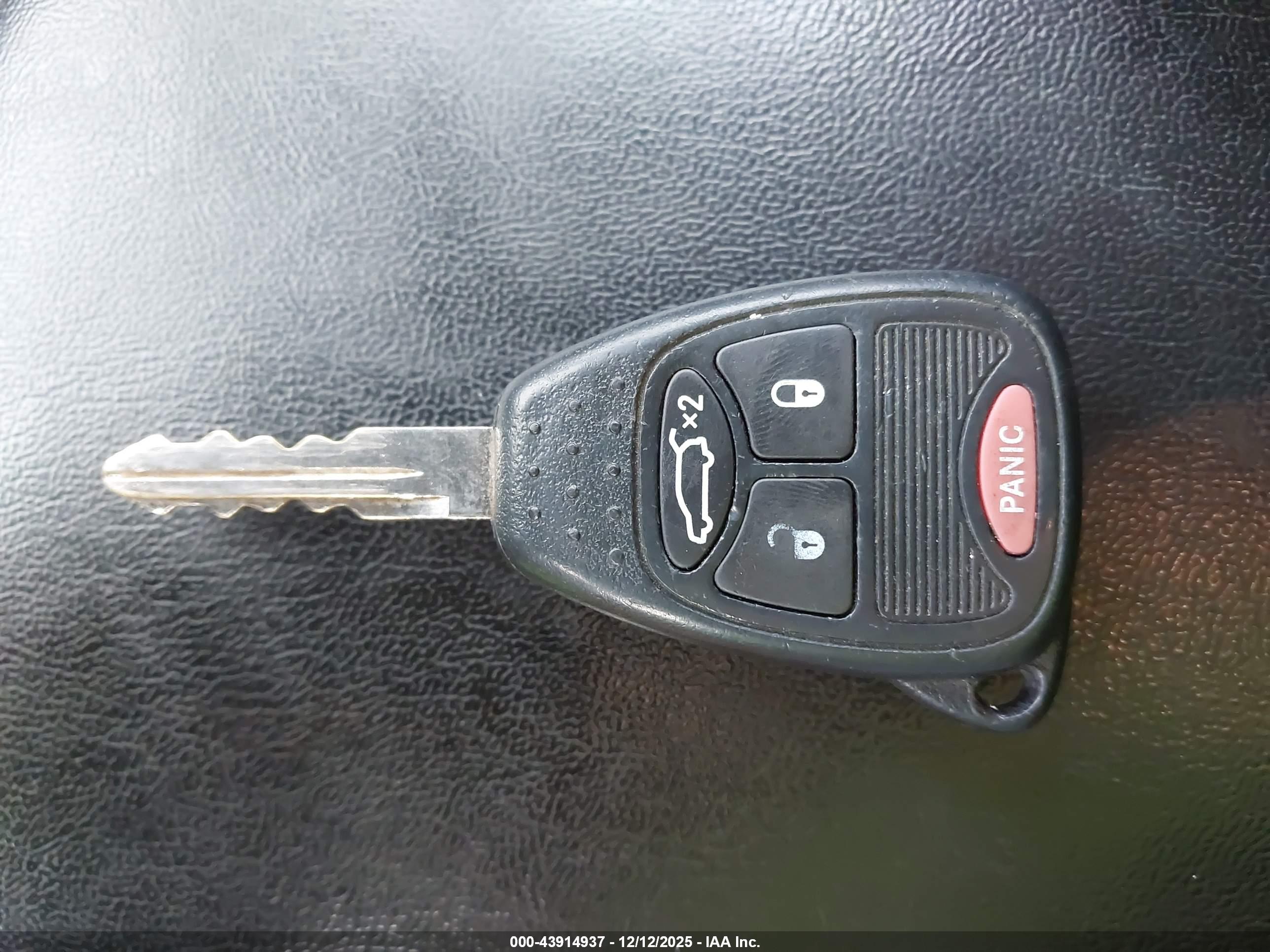 CHRYSLER 200 image 11