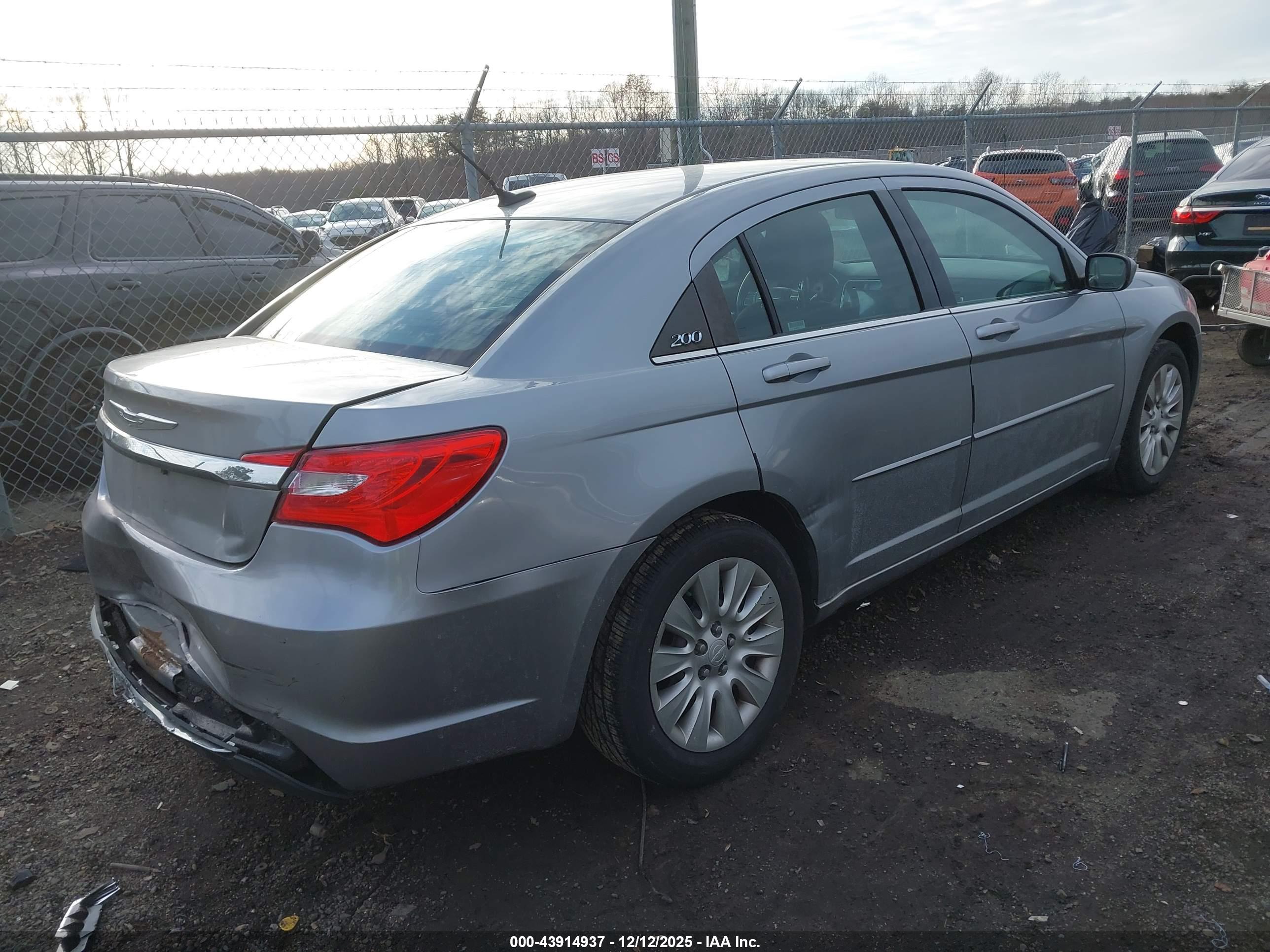 CHRYSLER 200 image 4