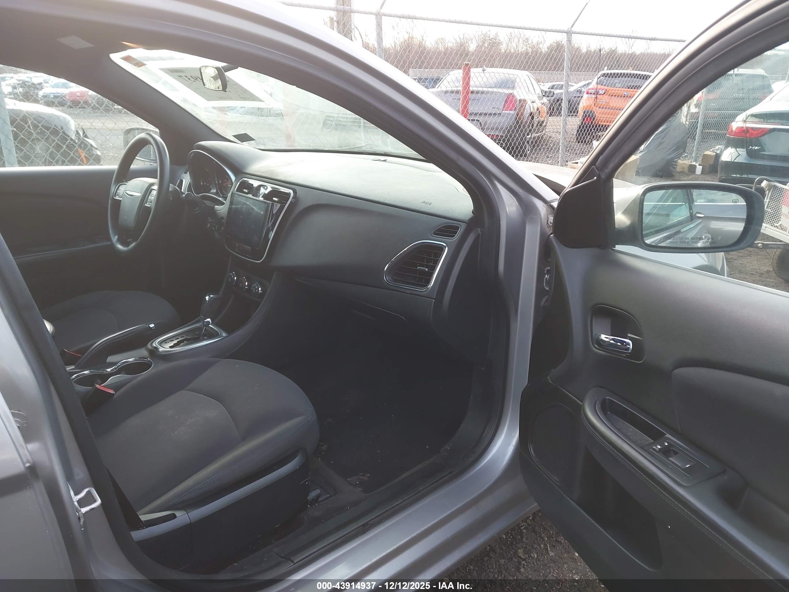 CHRYSLER 200 image 5