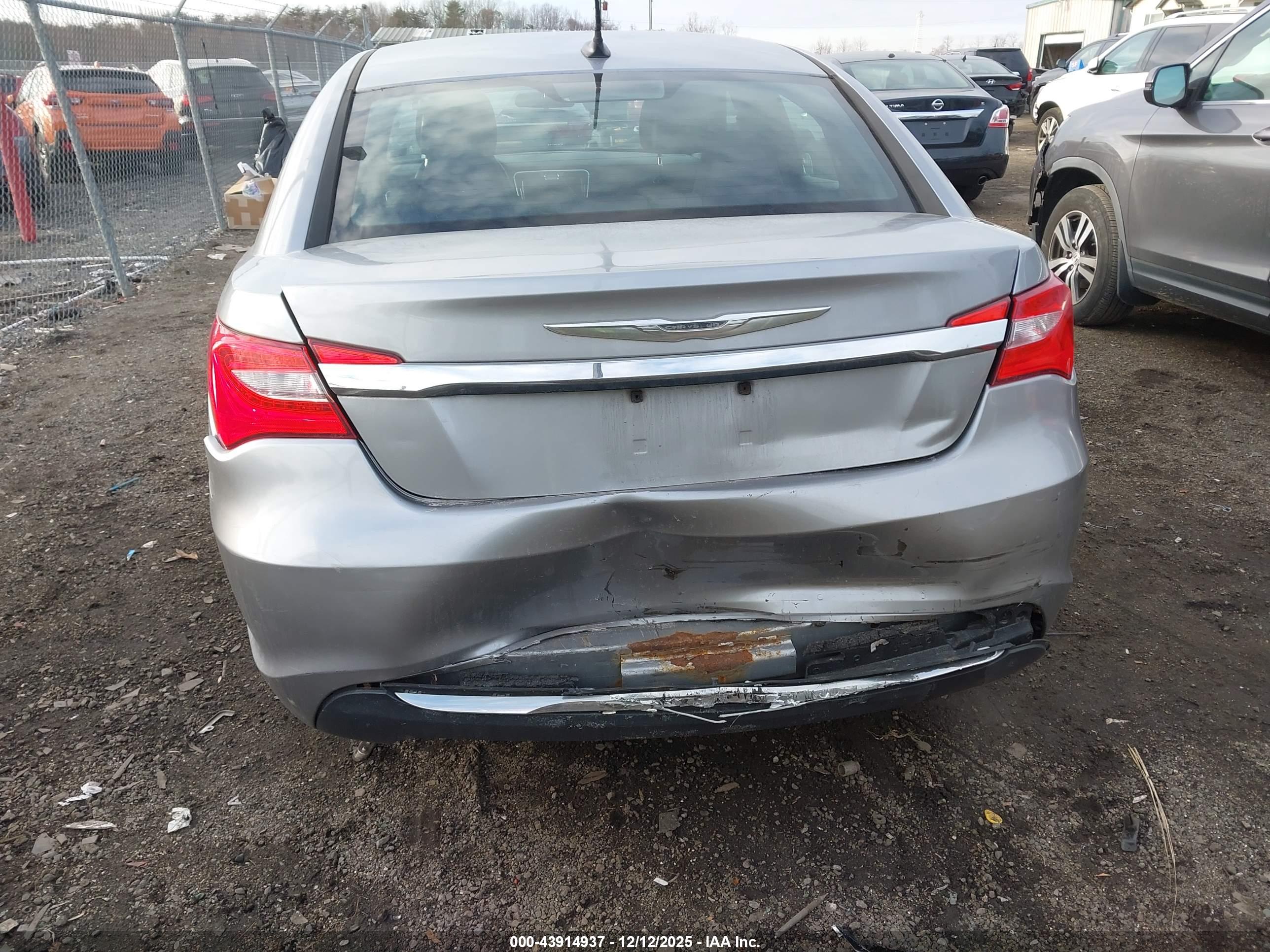CHRYSLER 200 image 6