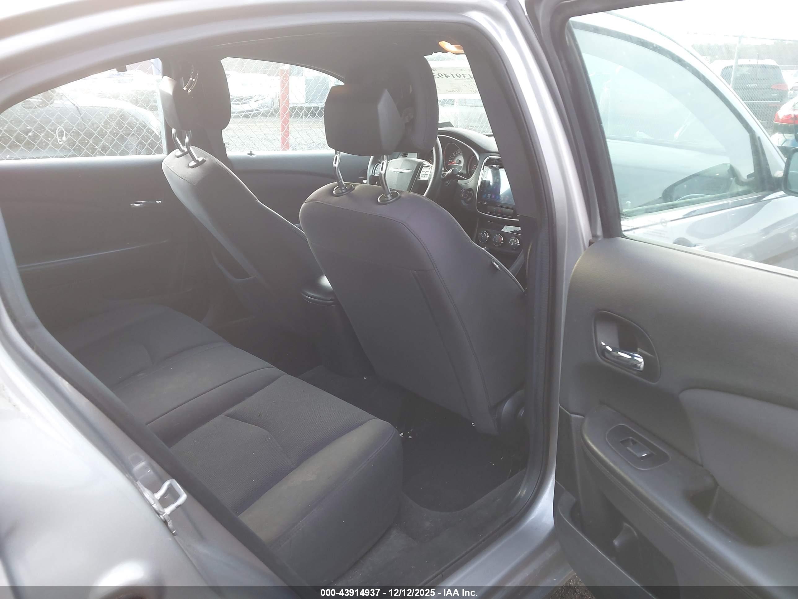 CHRYSLER 200 image 8