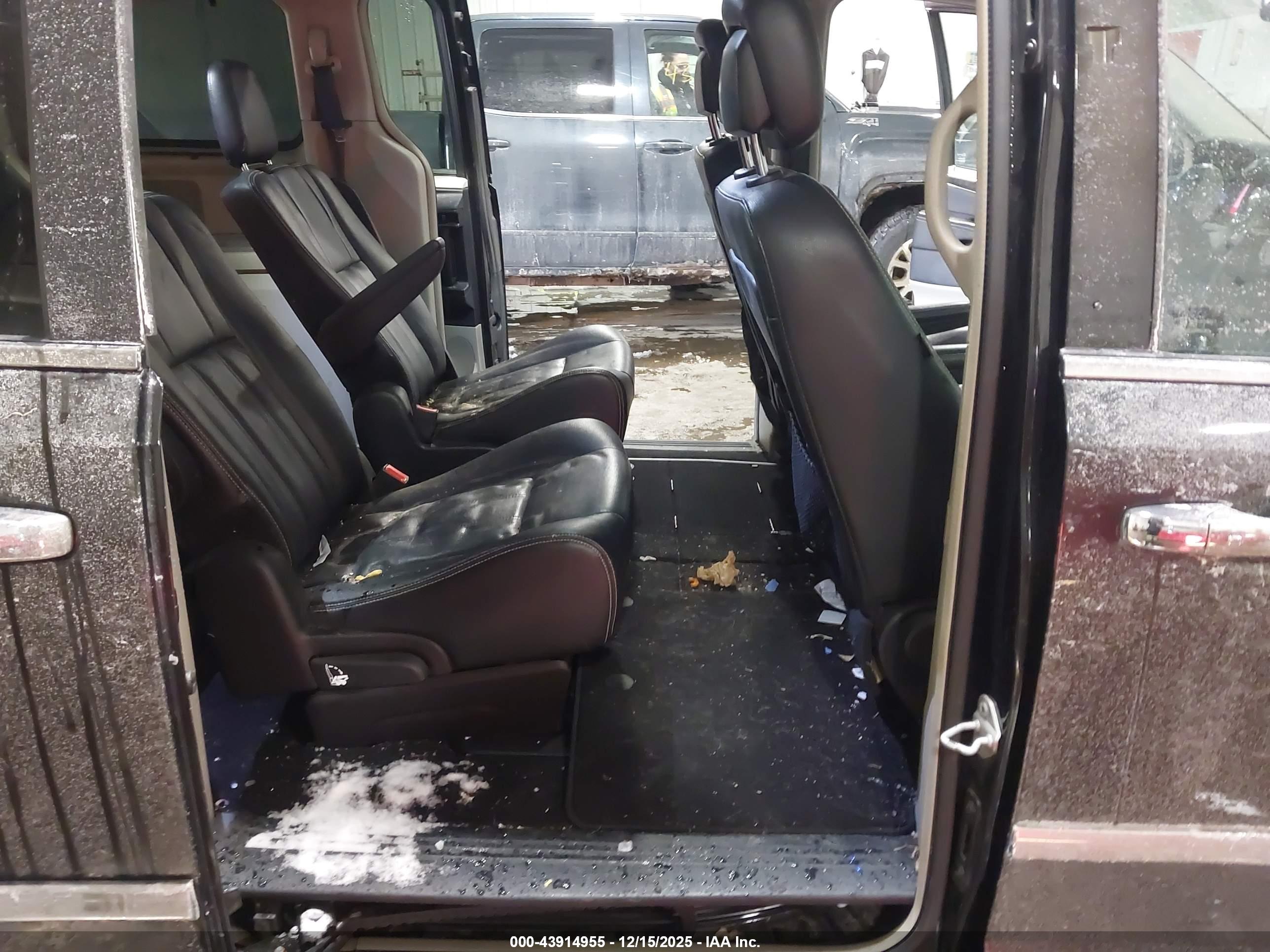 CHRYSLER TOWN image 8