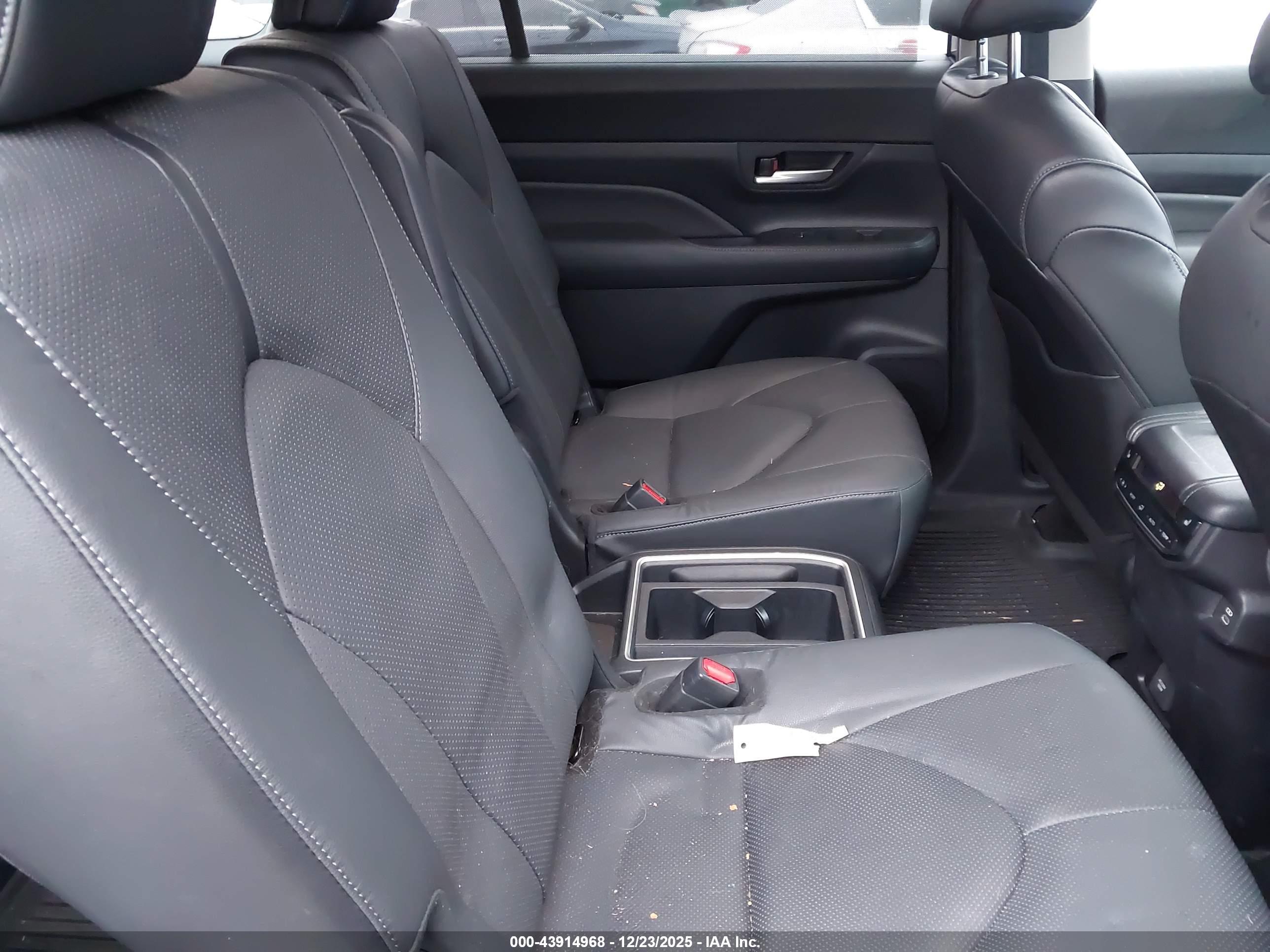 TOYOTA GRAND image 8