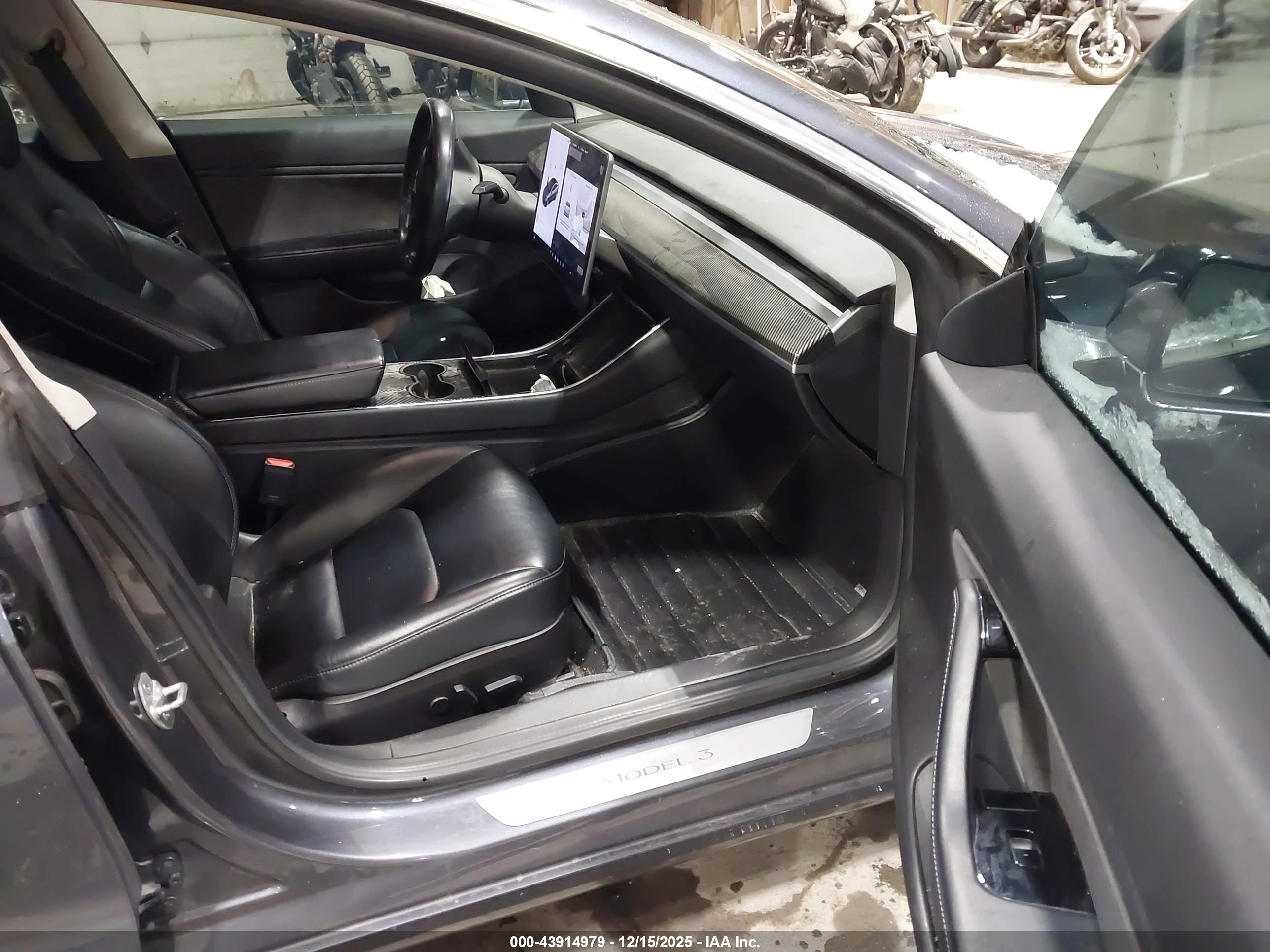 TESLA MODEL image 5