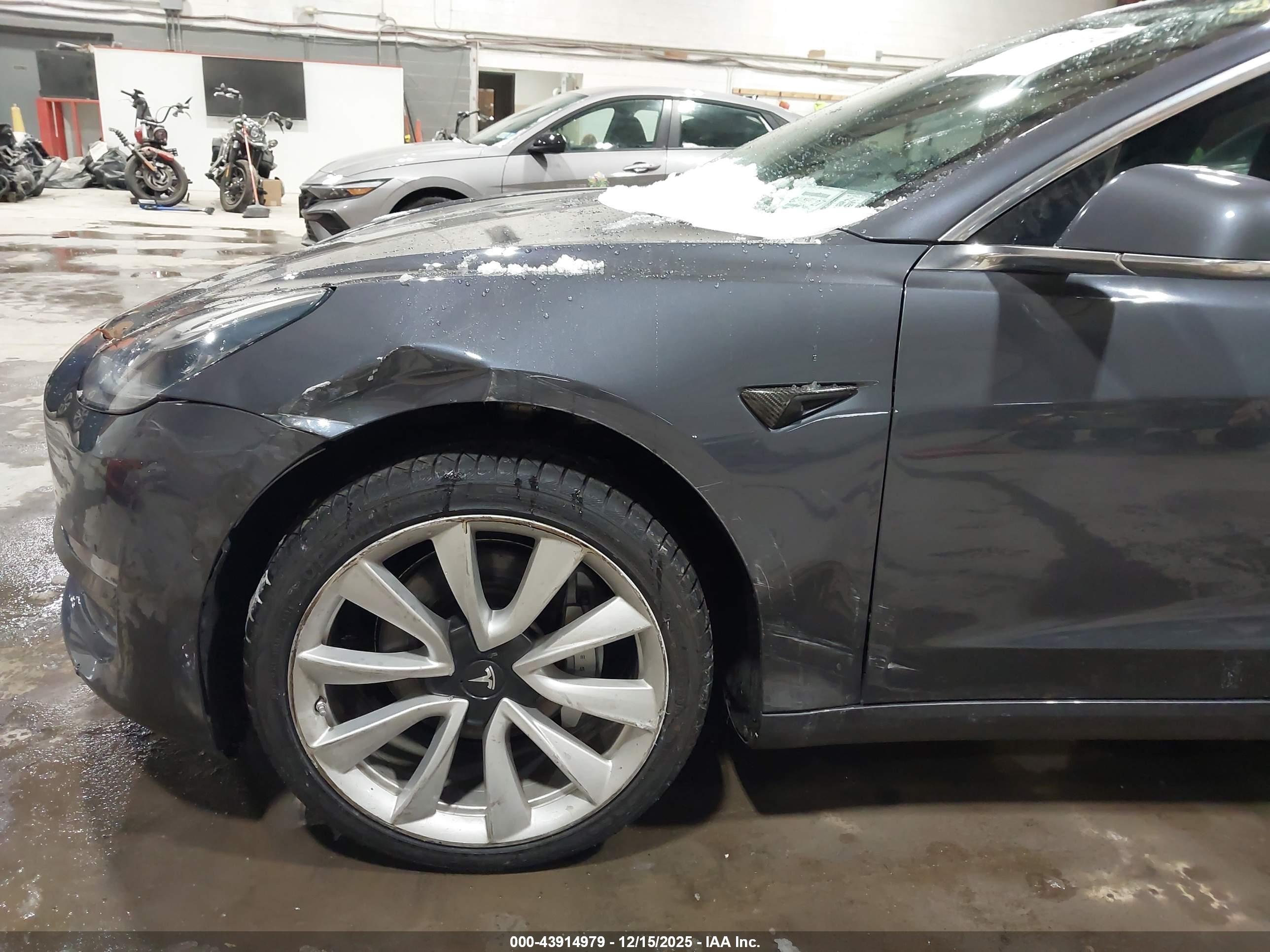 TESLA MODEL image 6
