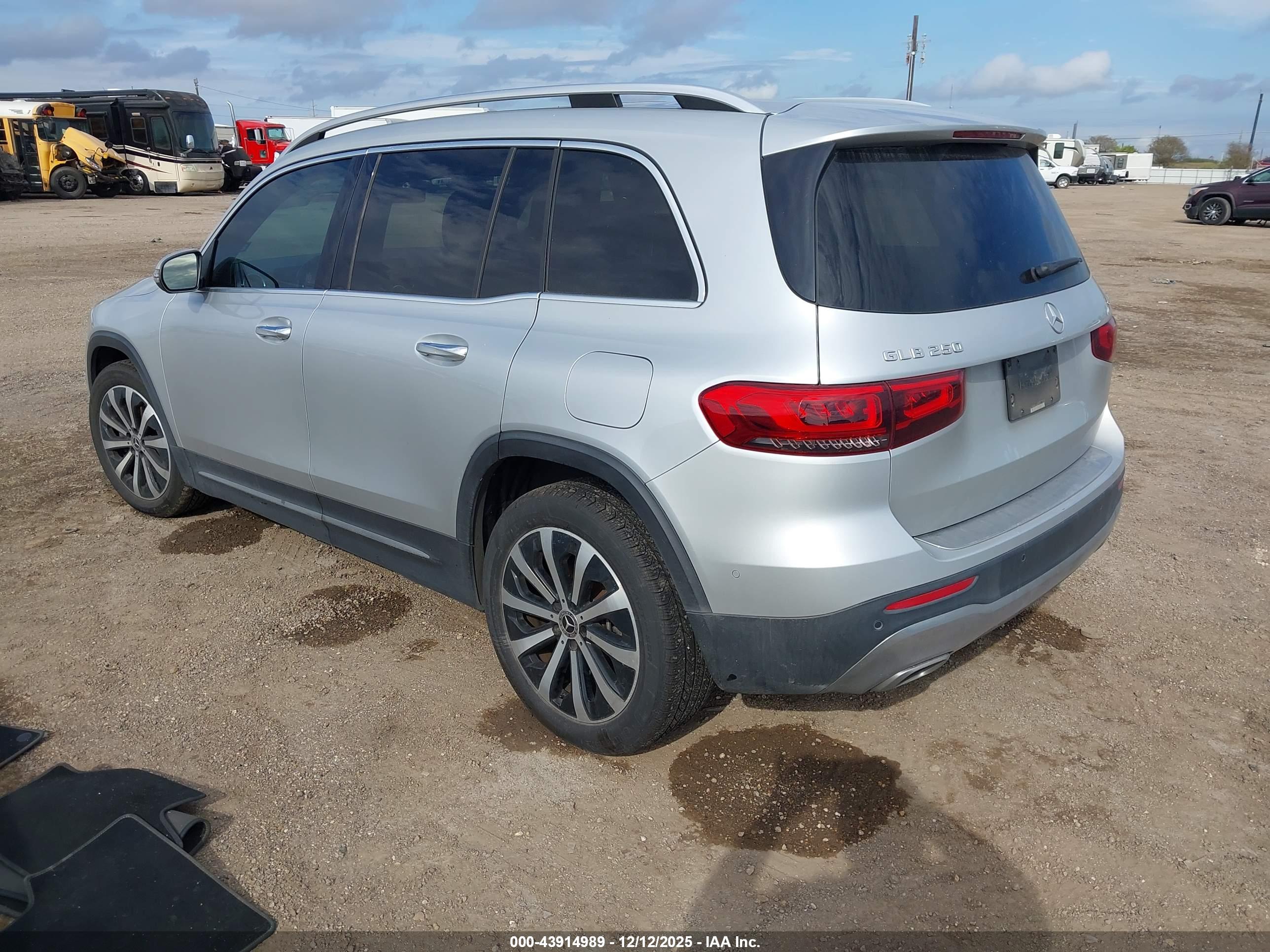 MERCEDES-BENZ GLB image 3