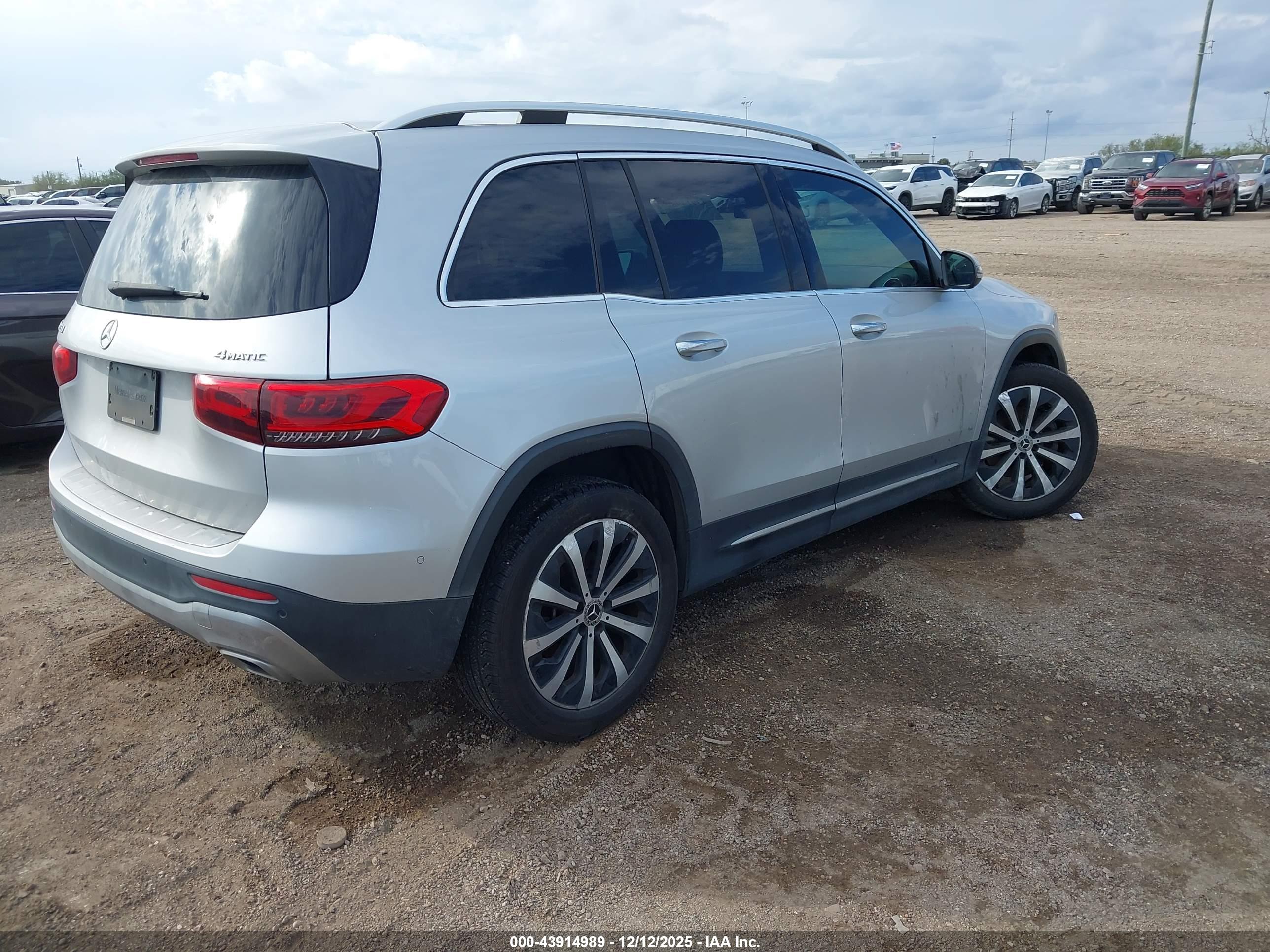 MERCEDES-BENZ GLB image 4