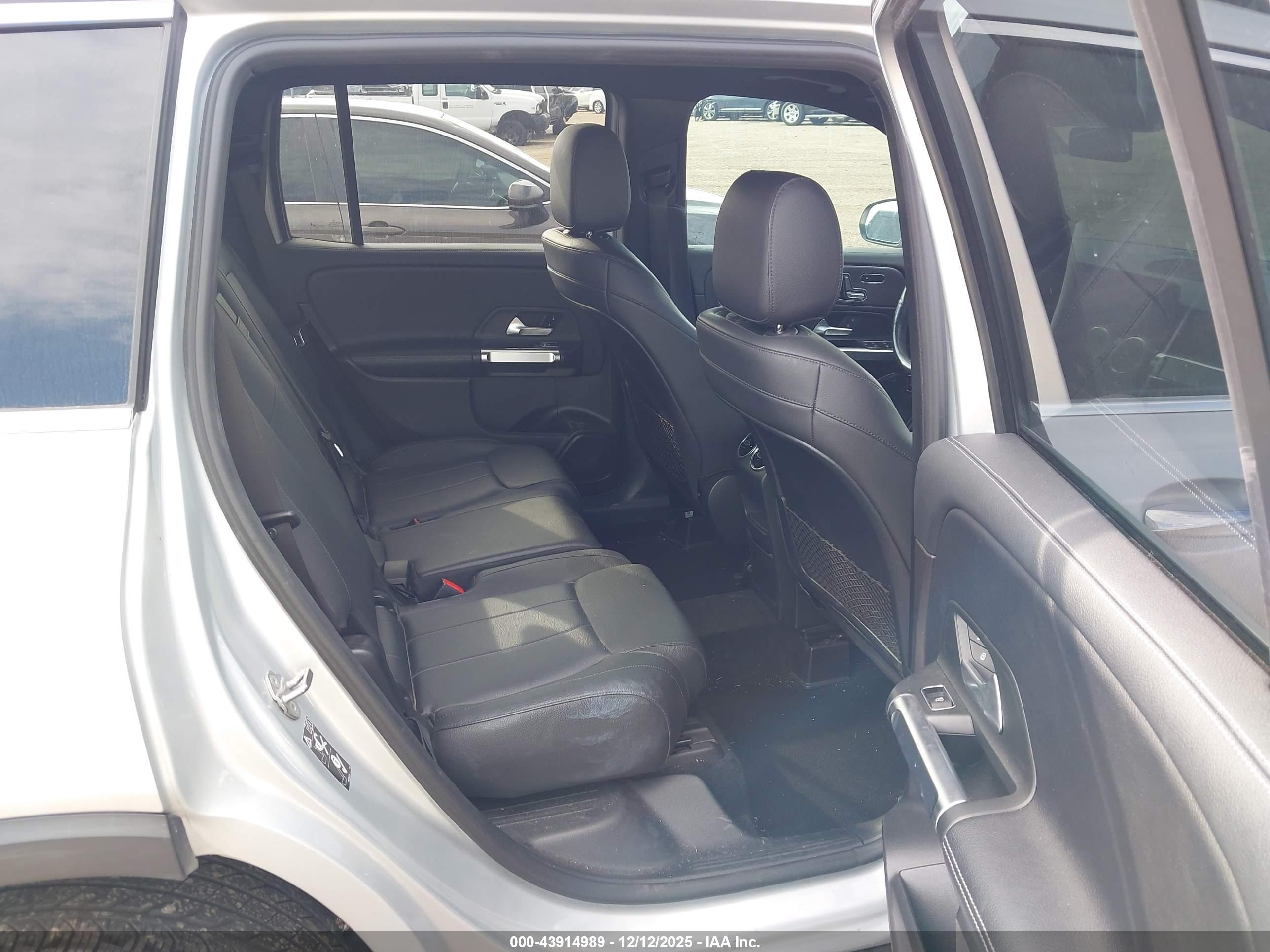 MERCEDES-BENZ GLB image 8