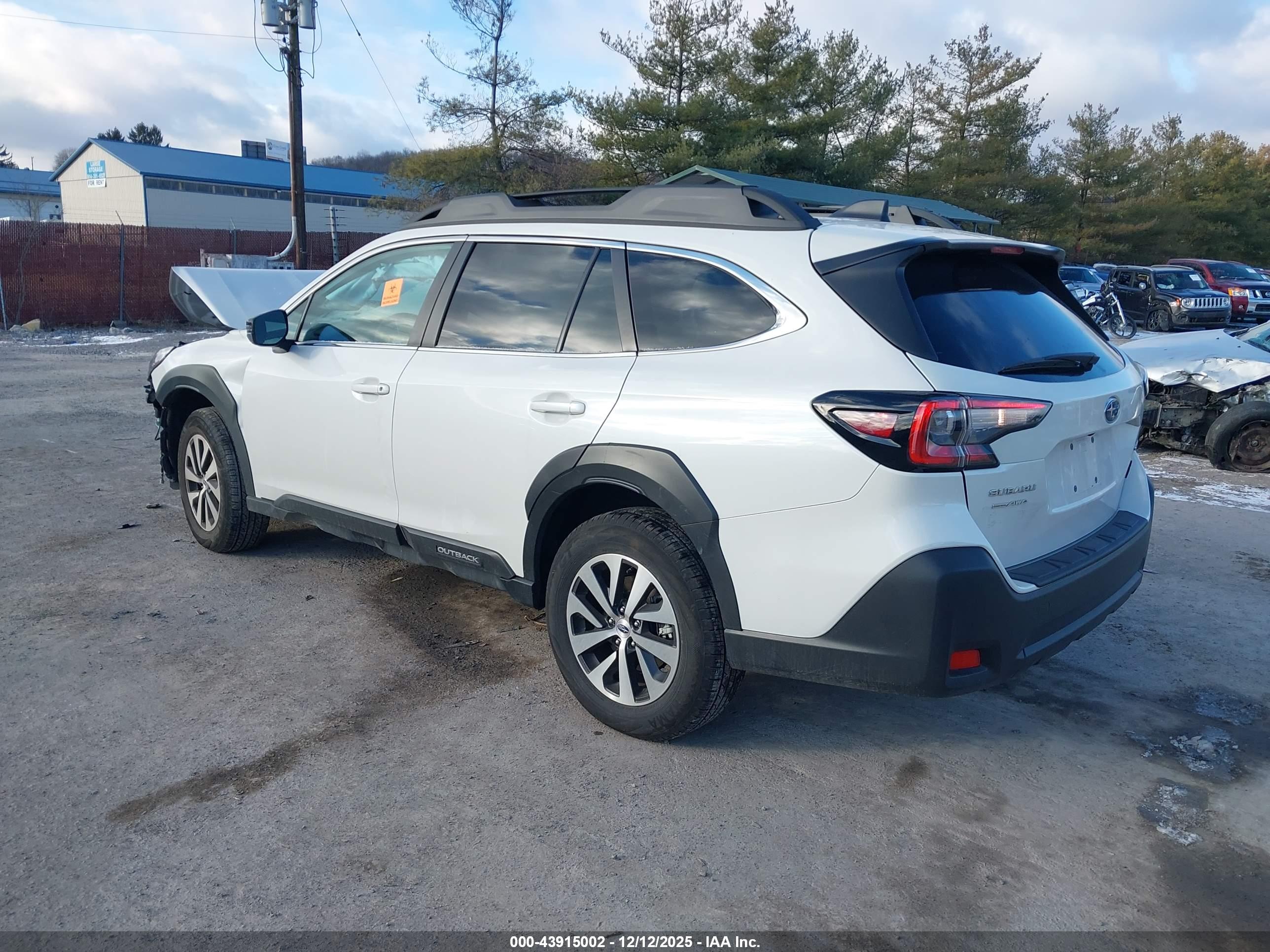 SUBARU OUTBACK image 3