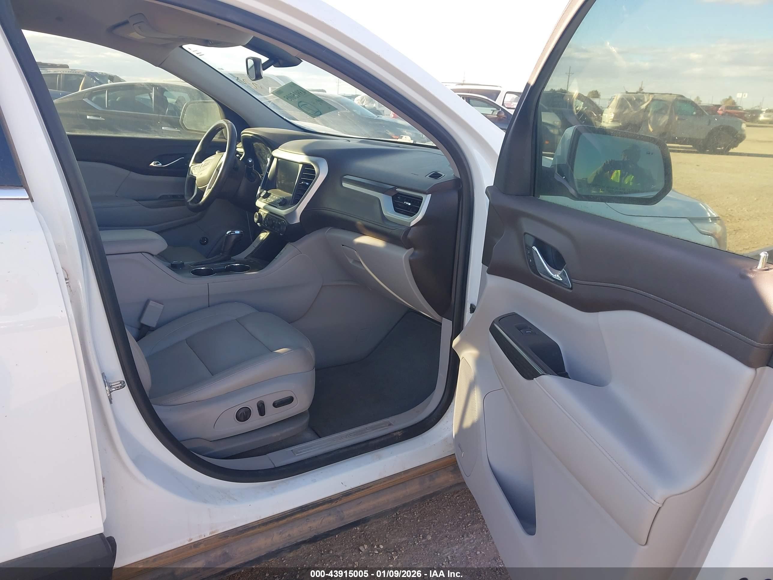 GMC ACADIA image 5