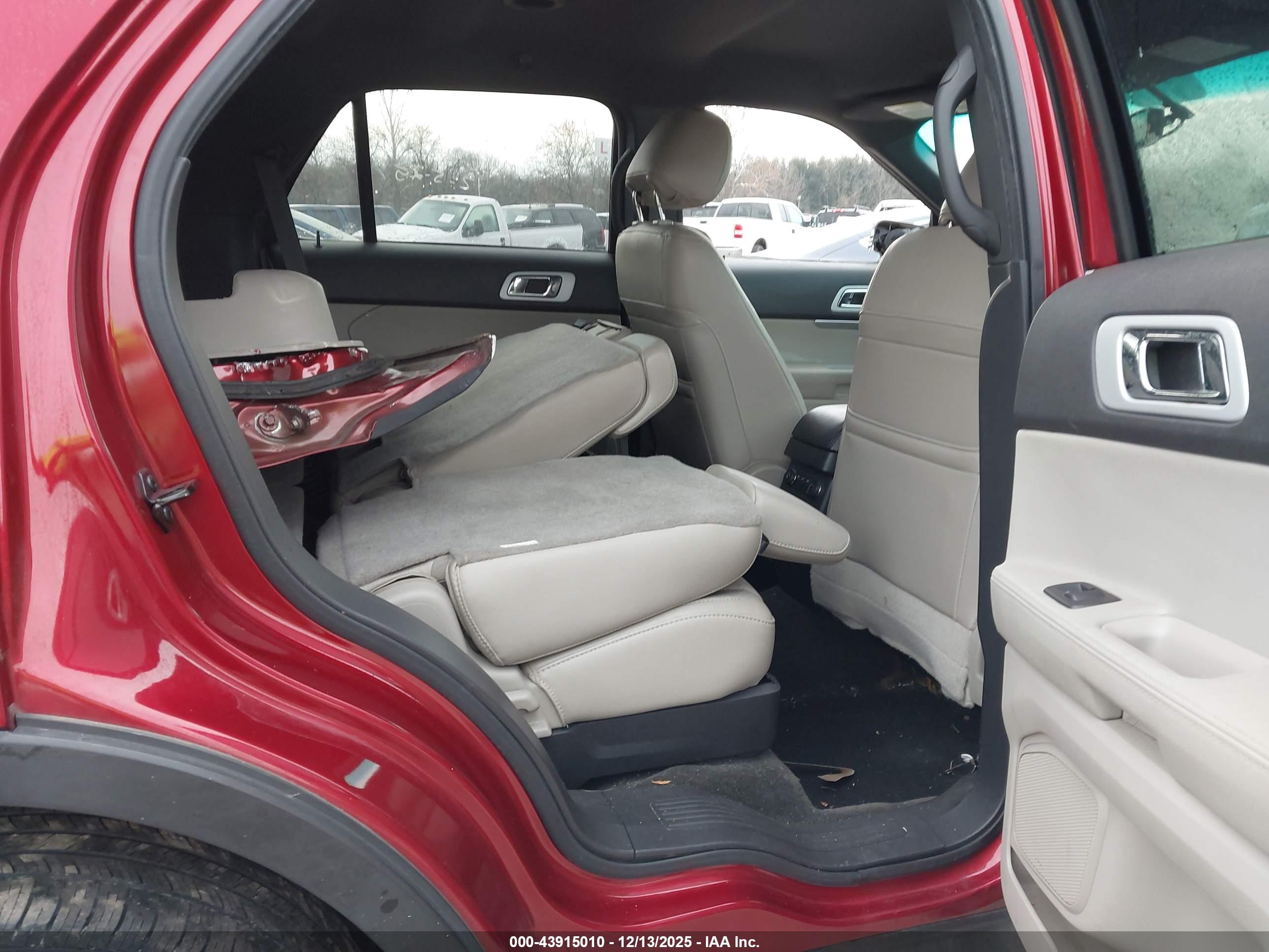 FORD EXPLORER image 8