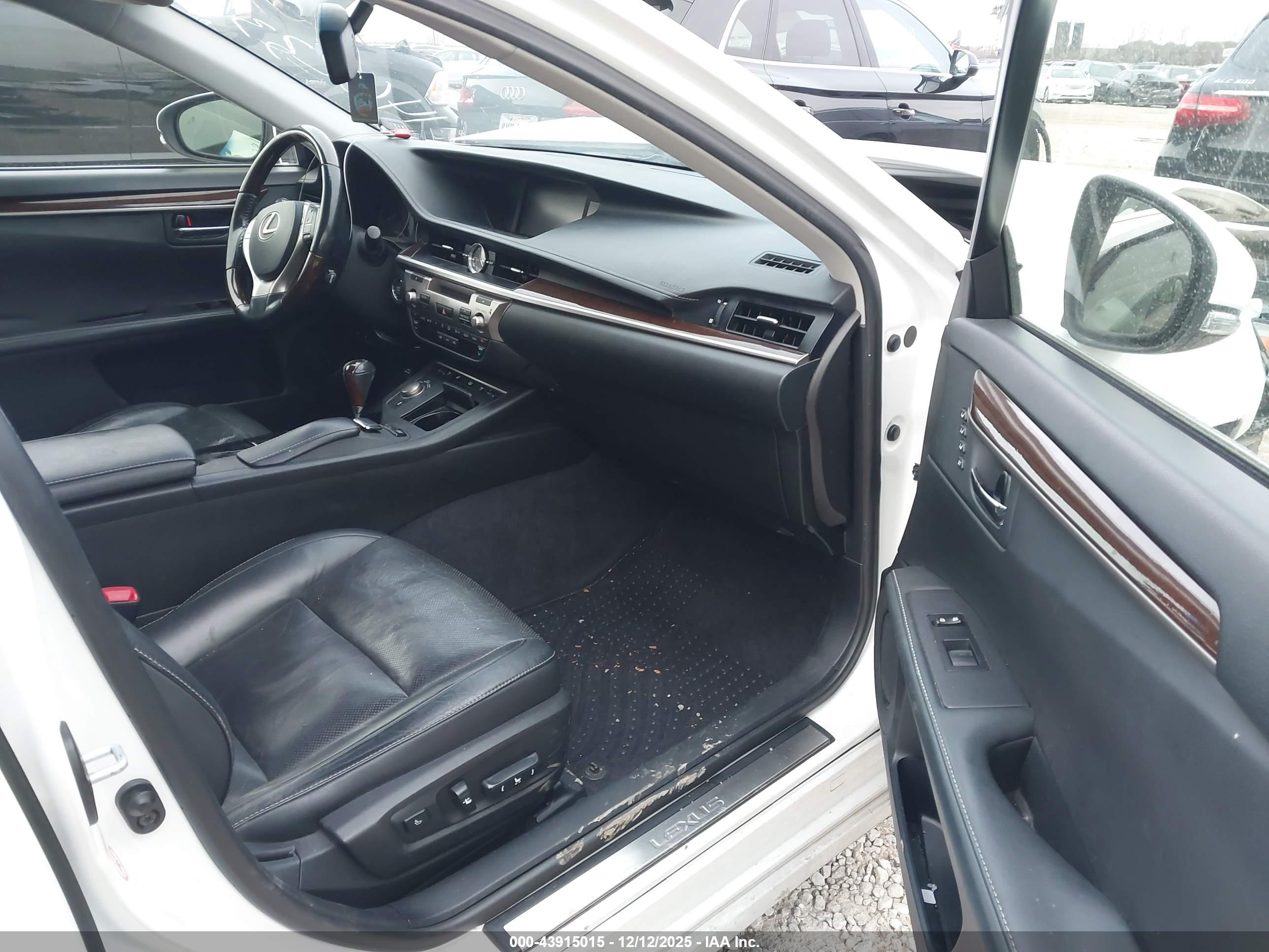LEXUS ES image 5