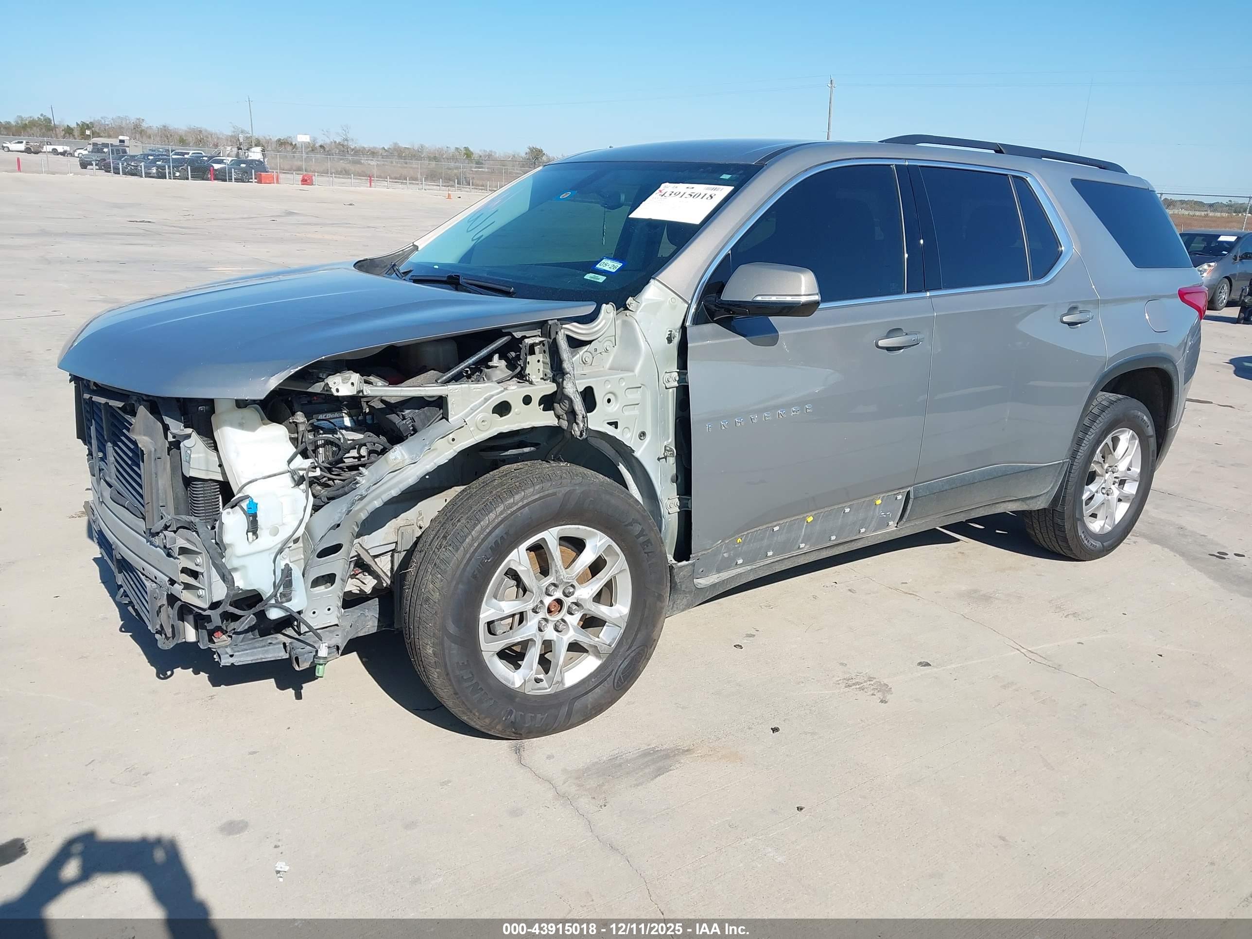 CHEVROLET TRAVERSE image 2