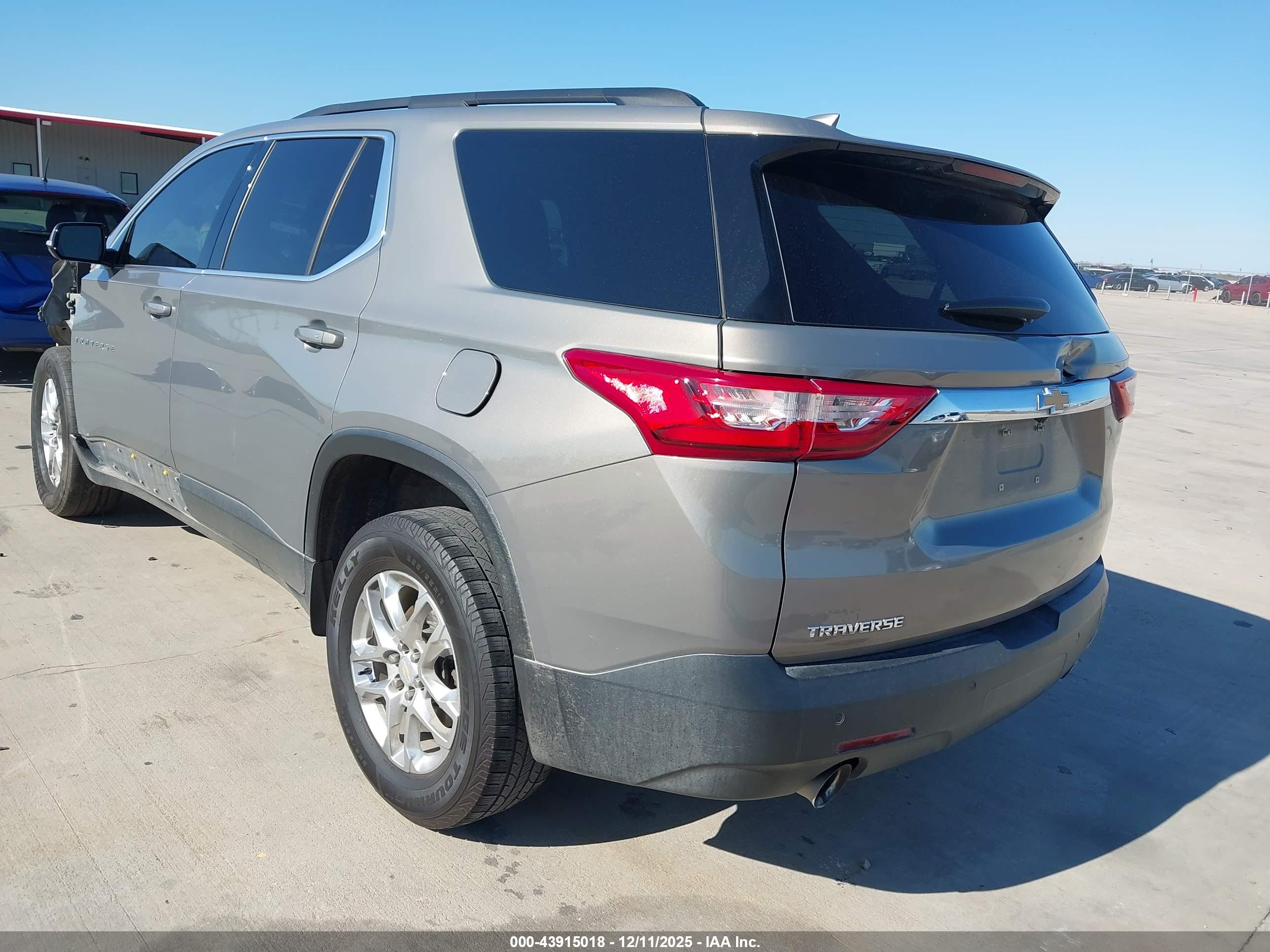 CHEVROLET TRAVERSE image 3