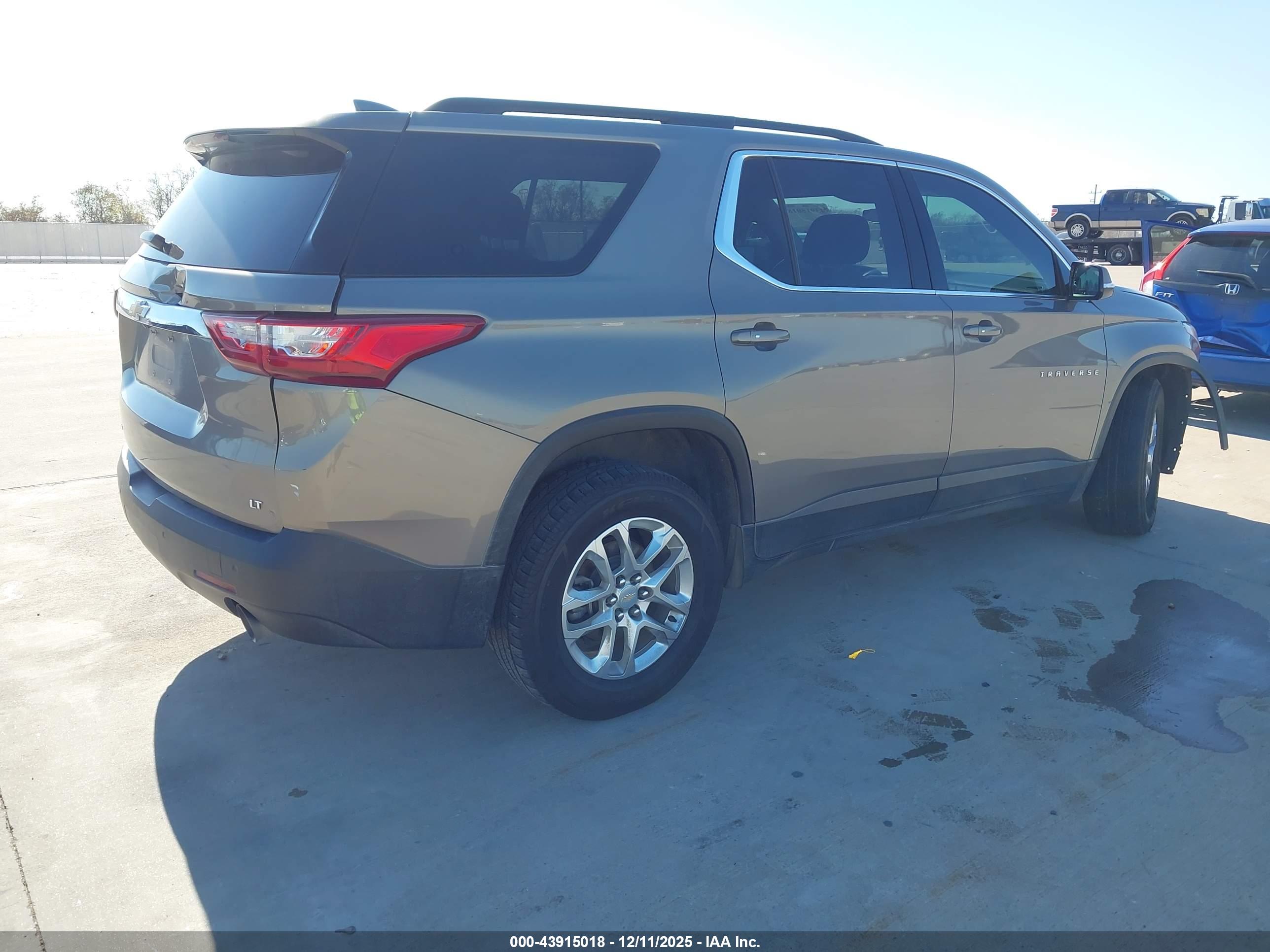 CHEVROLET TRAVERSE image 4