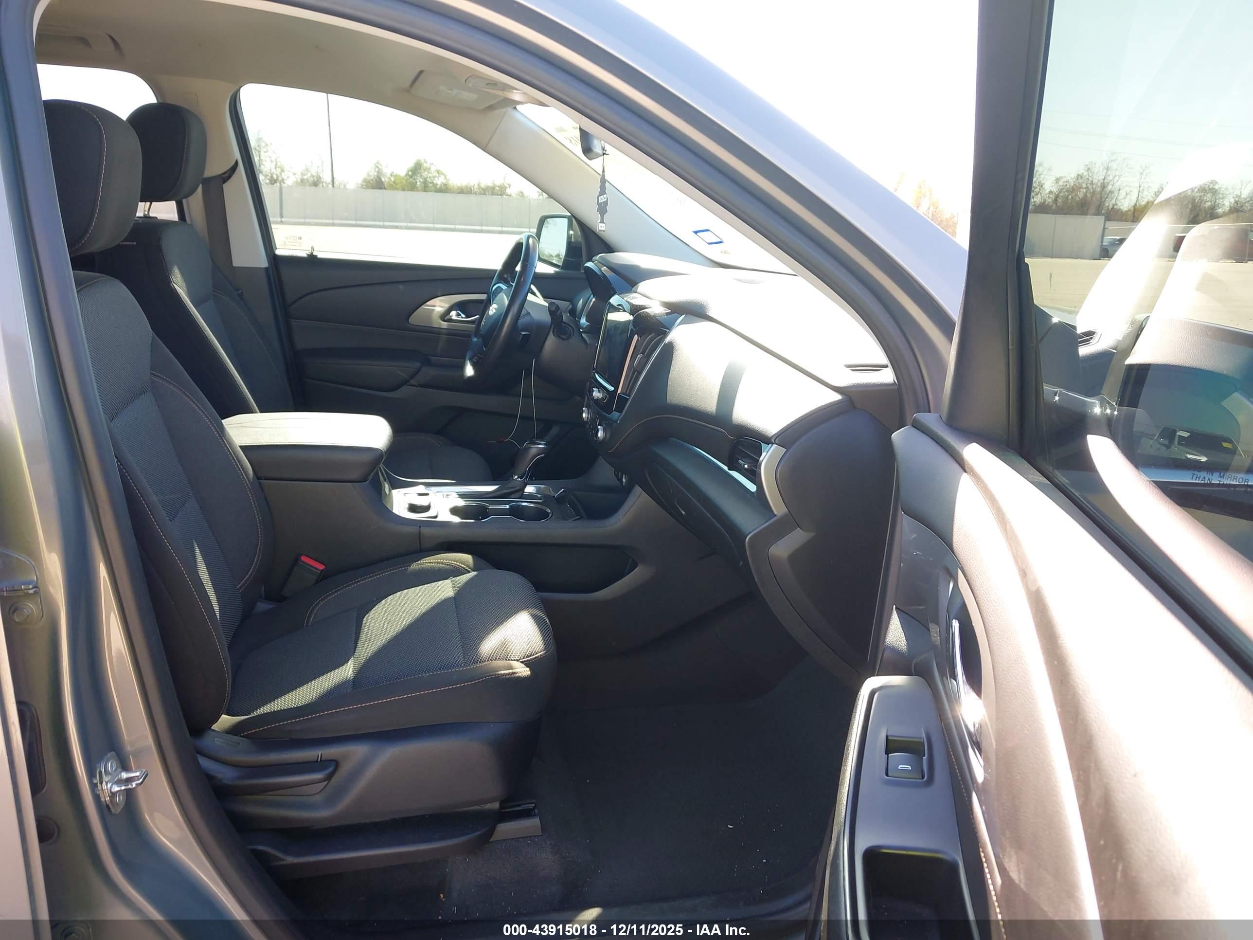 CHEVROLET TRAVERSE image 5