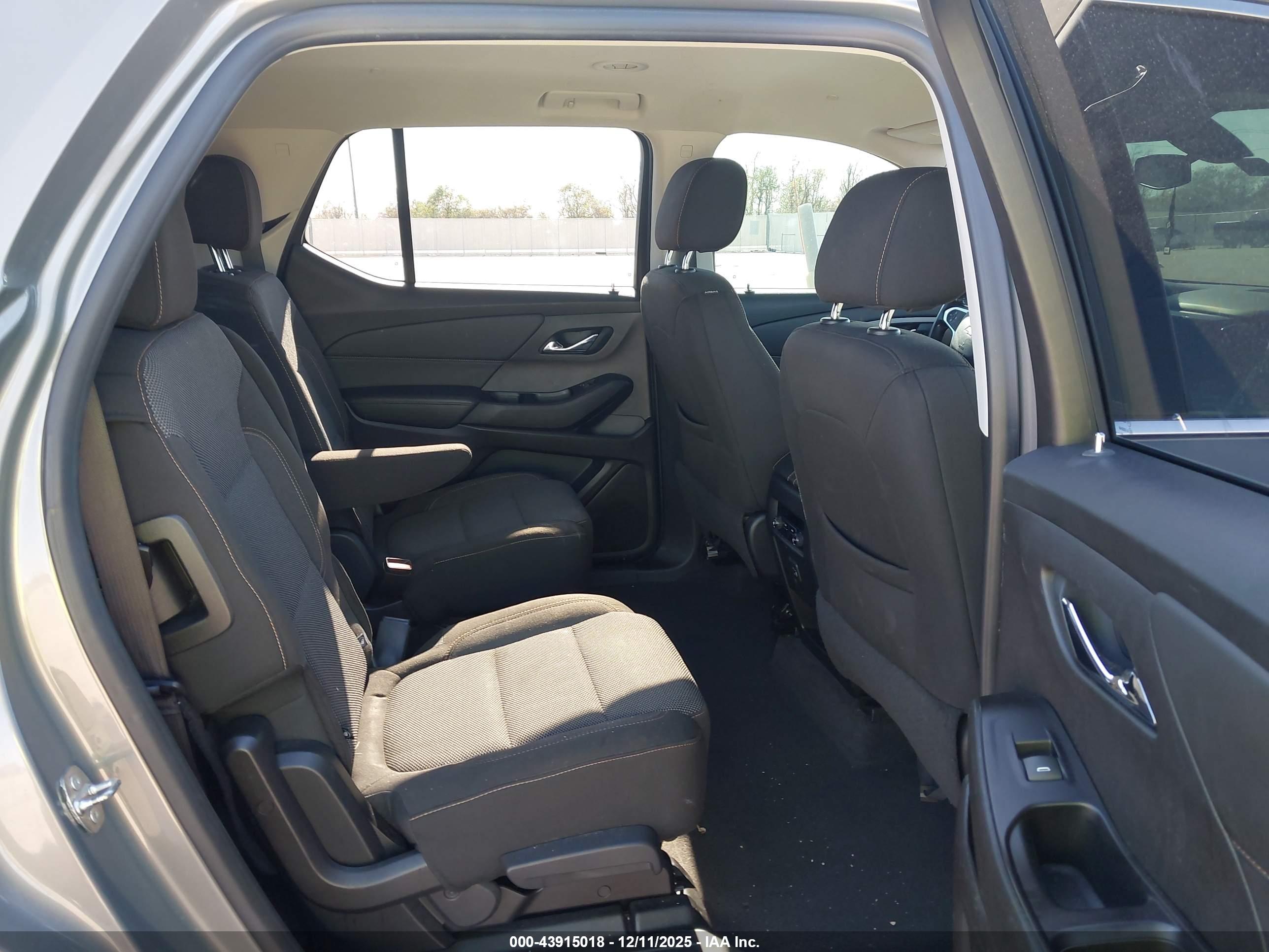 CHEVROLET TRAVERSE image 8