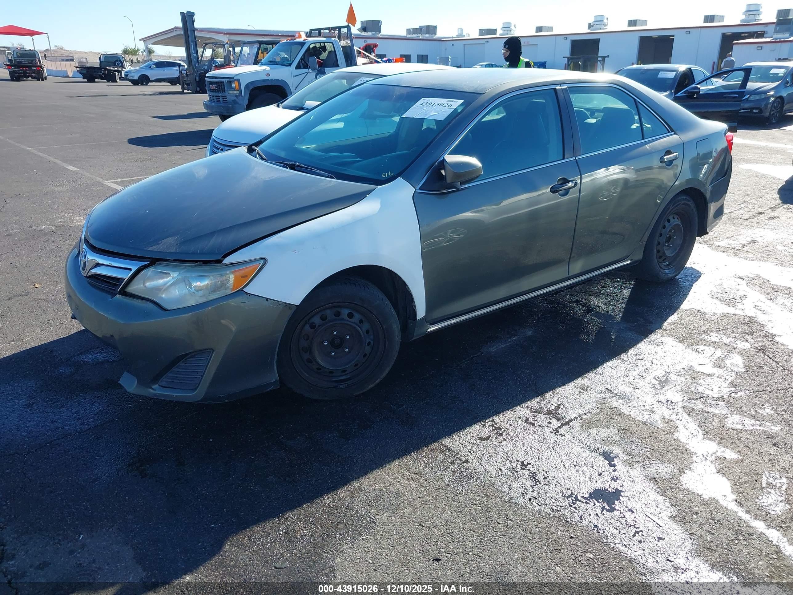 TOYOTA CAMRY image 2
