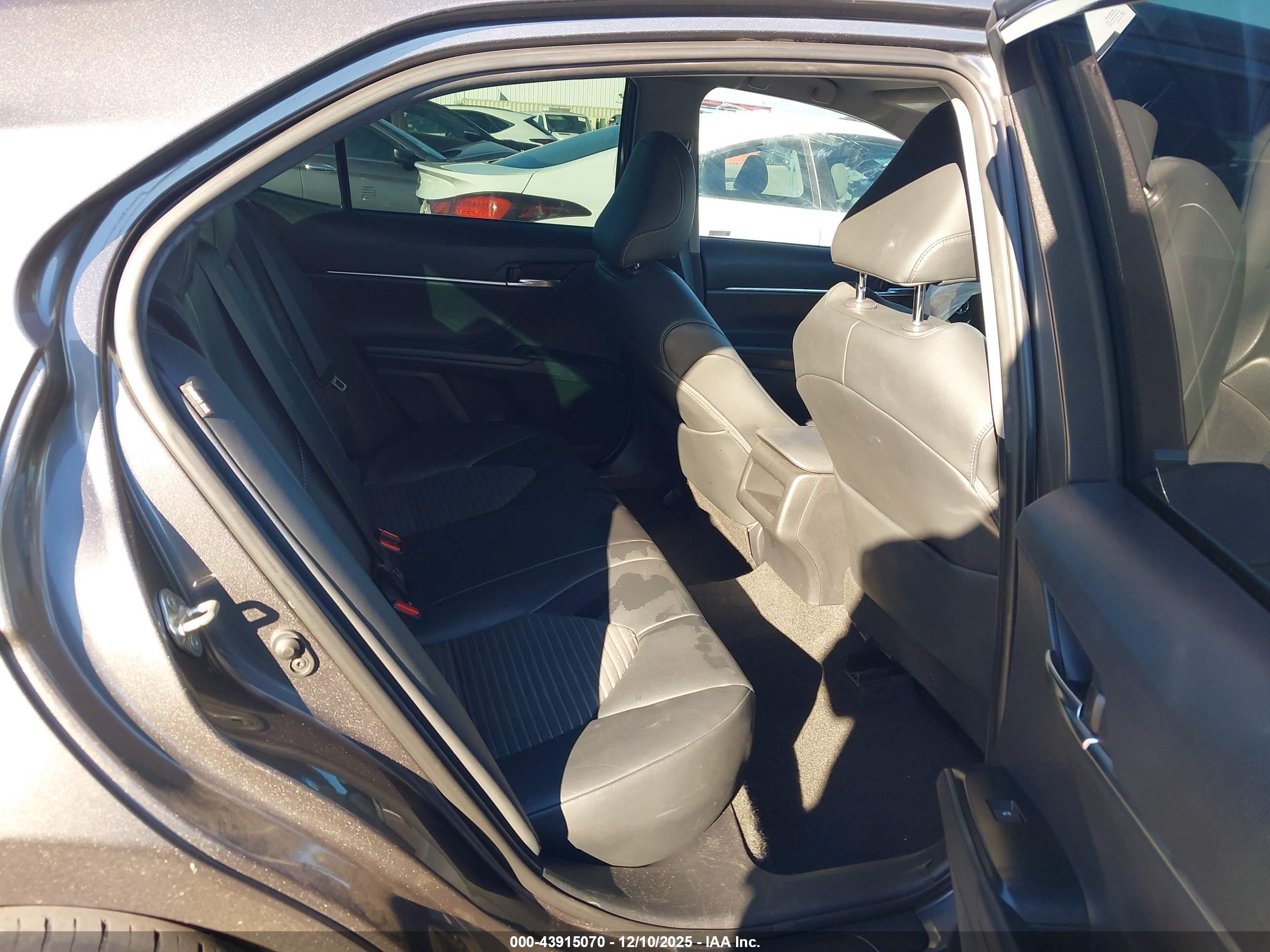 TOYOTA CAMRY image 8