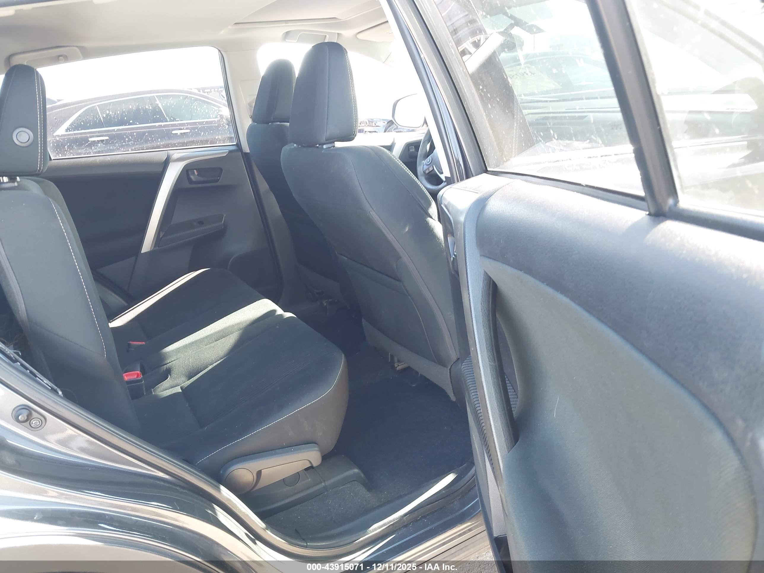 TOYOTA RAV4 image 8